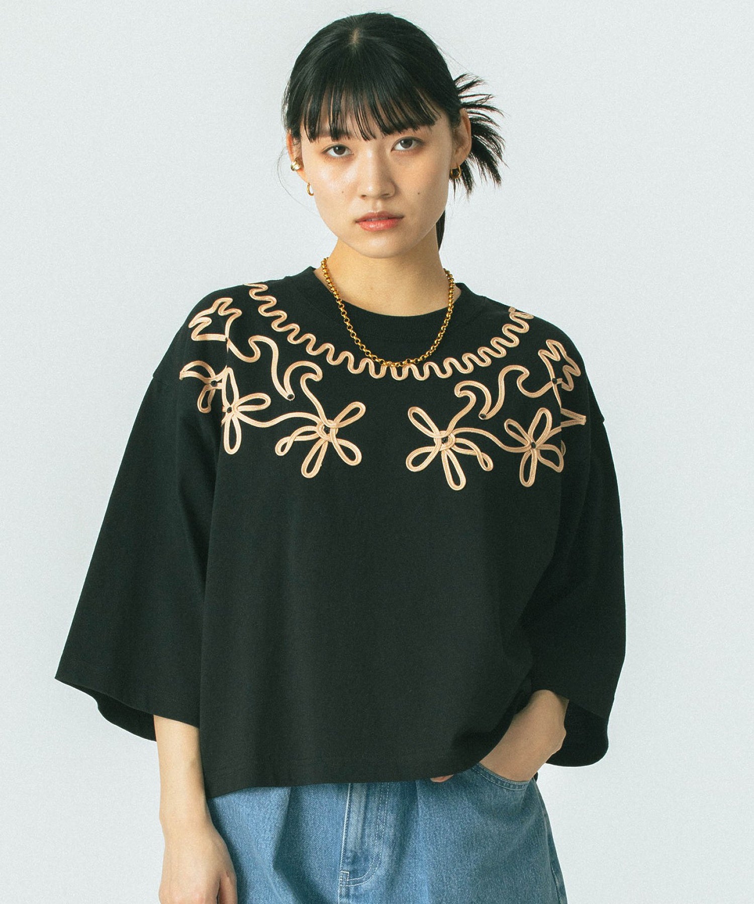 mag.by c/EMBROIDERY H/S TEE