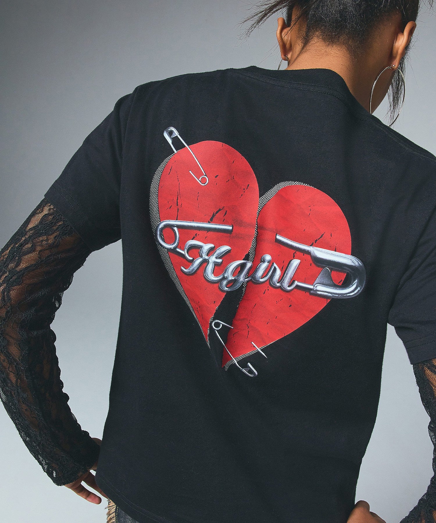 SAFETY PIN AND HEART LOGO S/S TEE