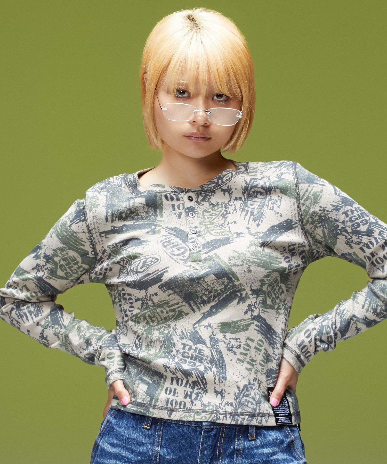 BRUSHED COLLAGE GRAPHIC HENLEY NECK L/S COMPACT TOP