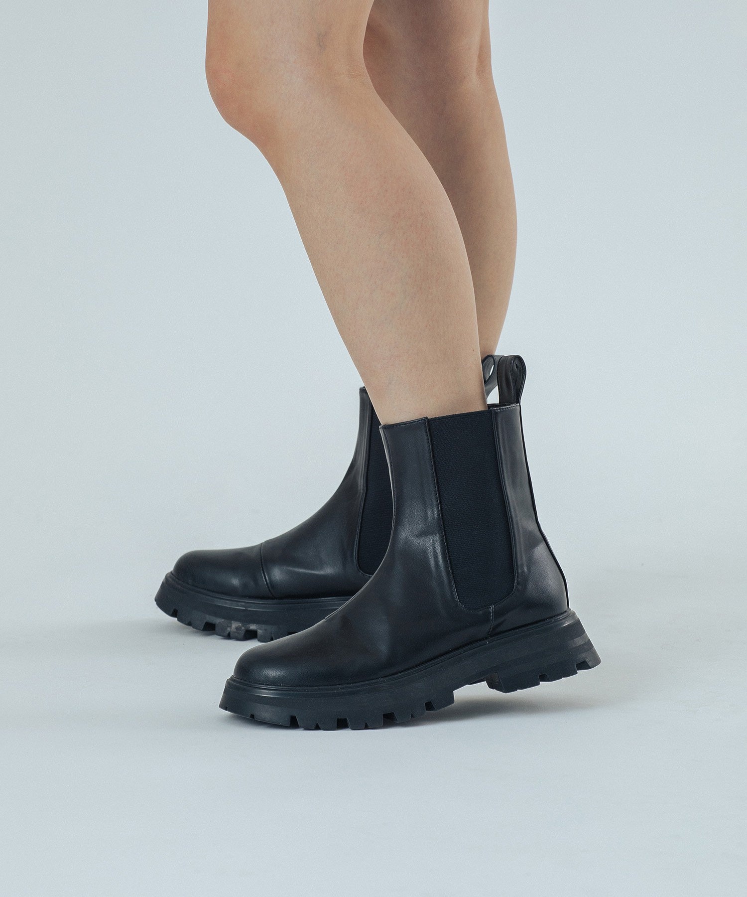 CHELSEA BOOTS