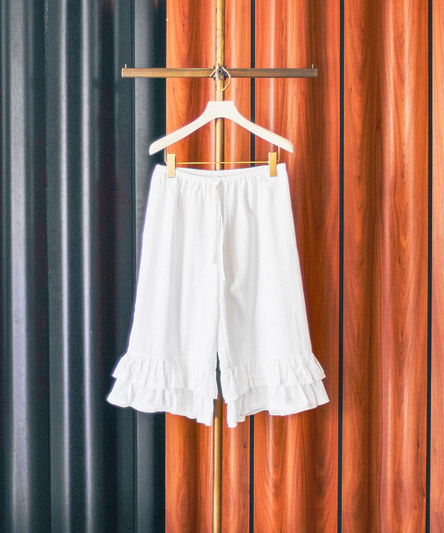 PISCESS/LACE FRILL CAPRI PANTS