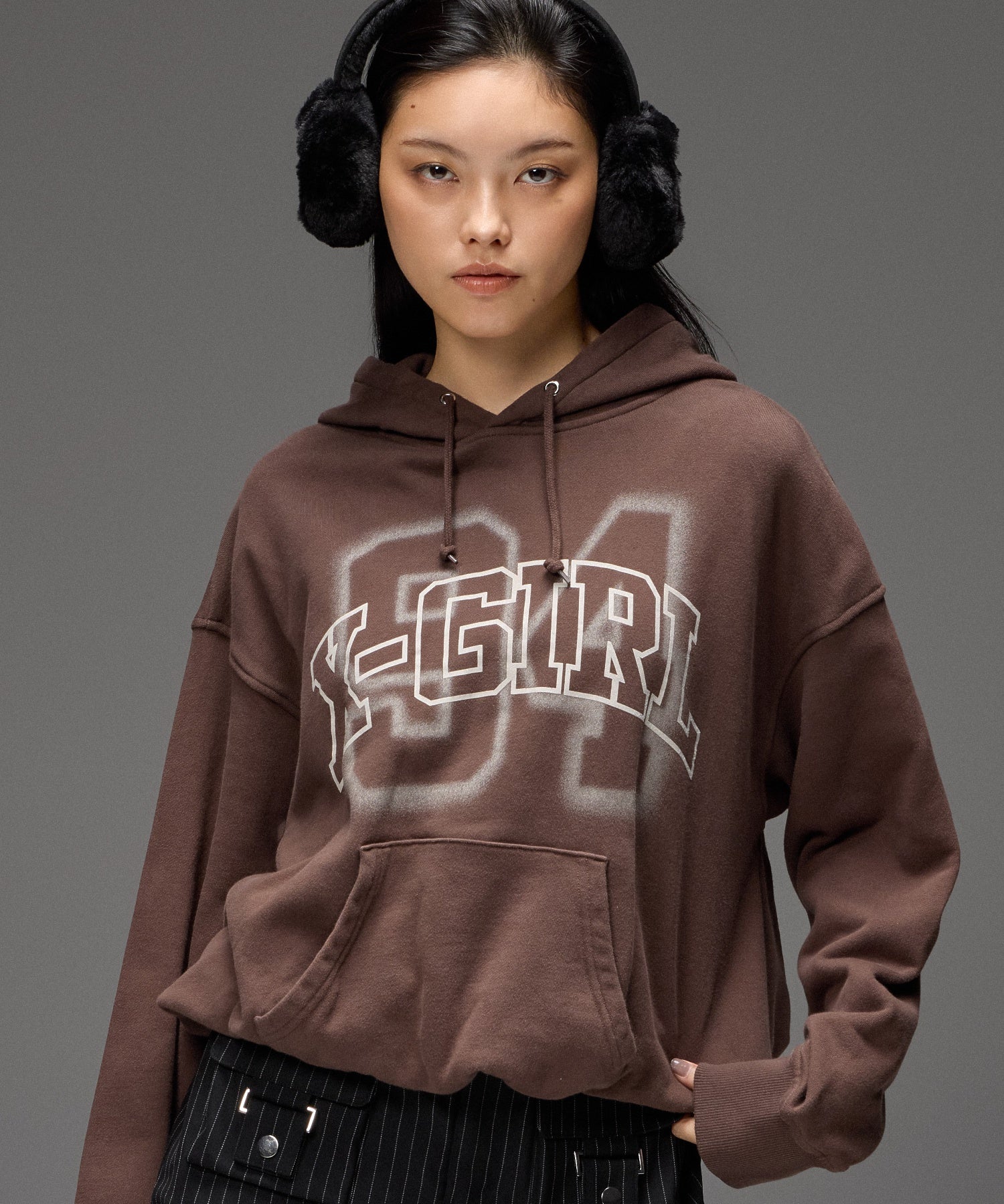 FLOCKED SPRAY LOGO BALLOON HEM SWEAT HOODIE
