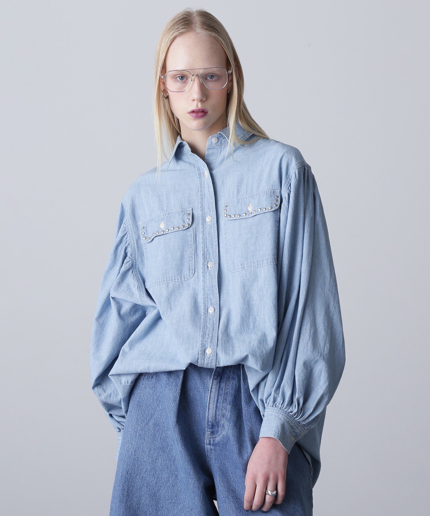 GENE HEAVENS/VOLUME SLEEVE DENIM SHIRT WITH STUDS