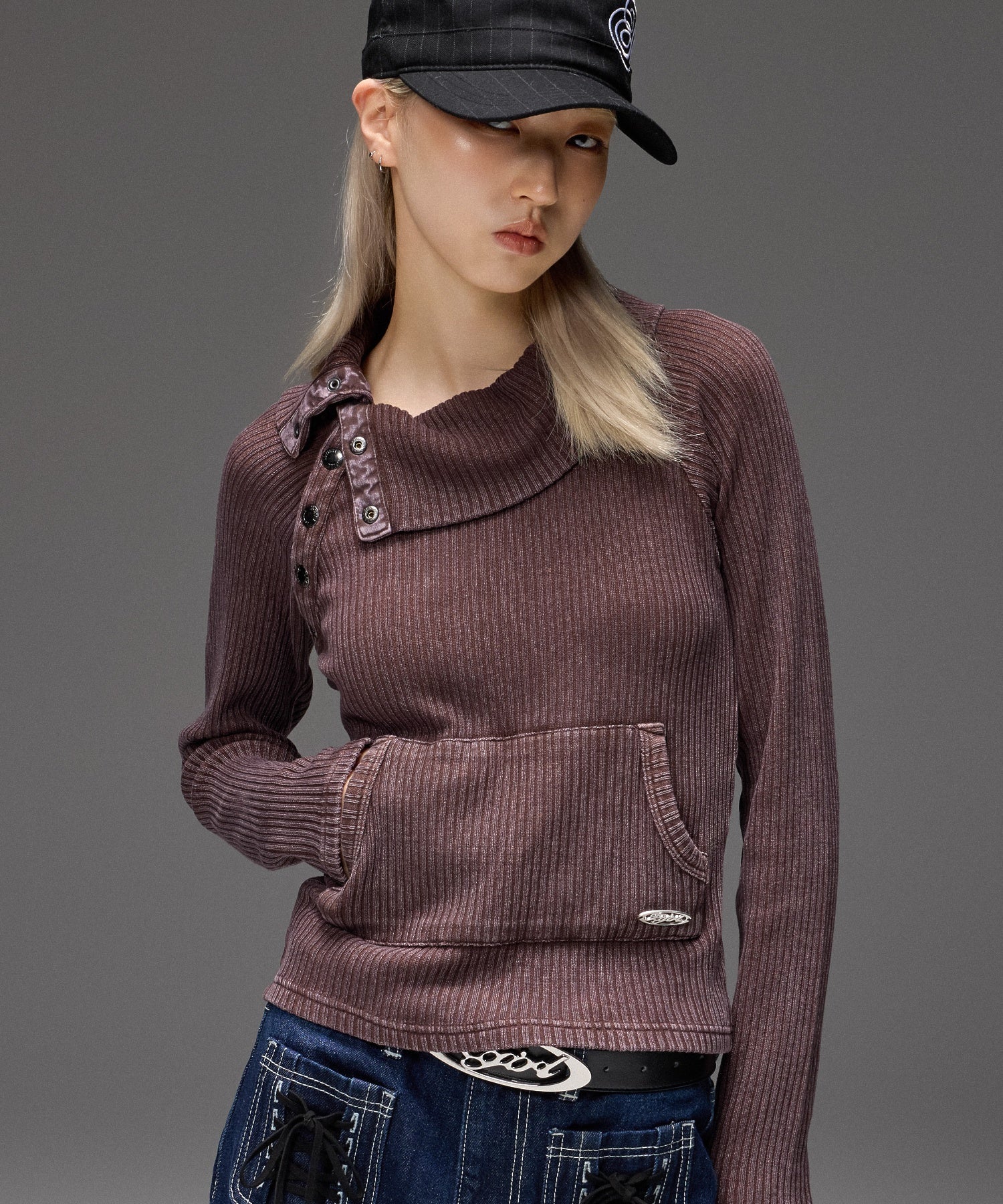 DEFORMED NECK FADED RIB TOP