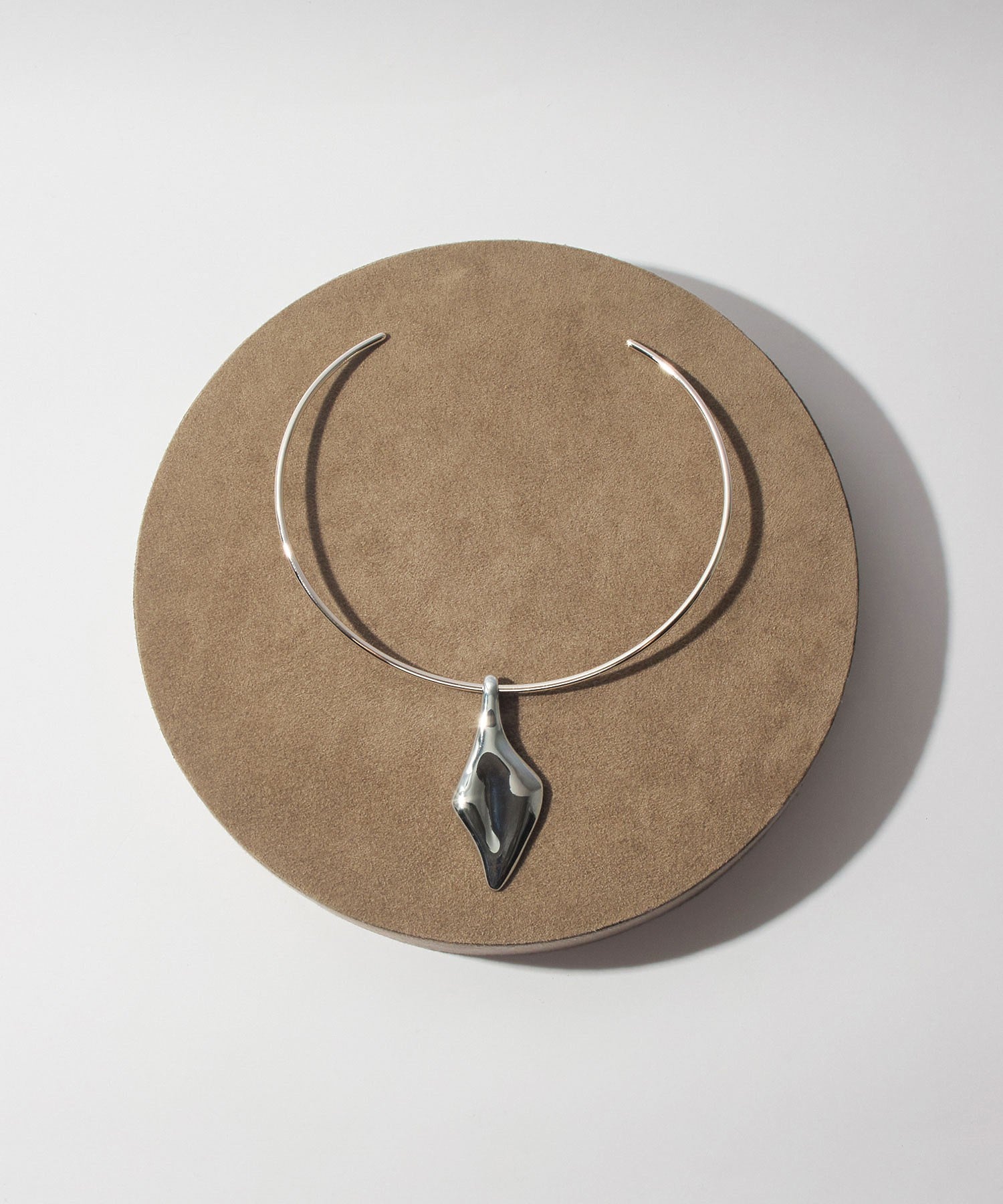 loni/LEAF PLATE CHOKER