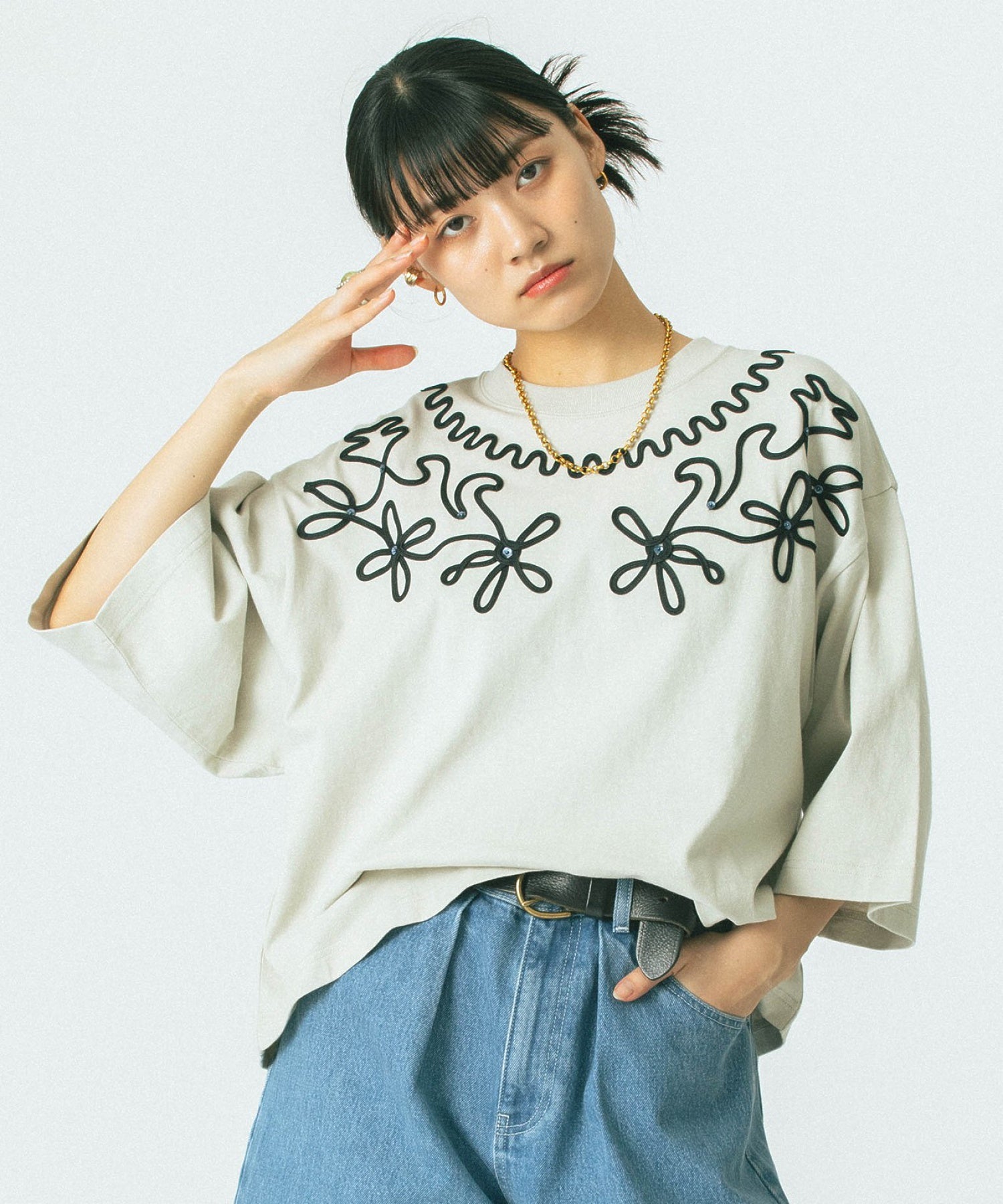 mag.by c/EMBROIDERY H/S TEE