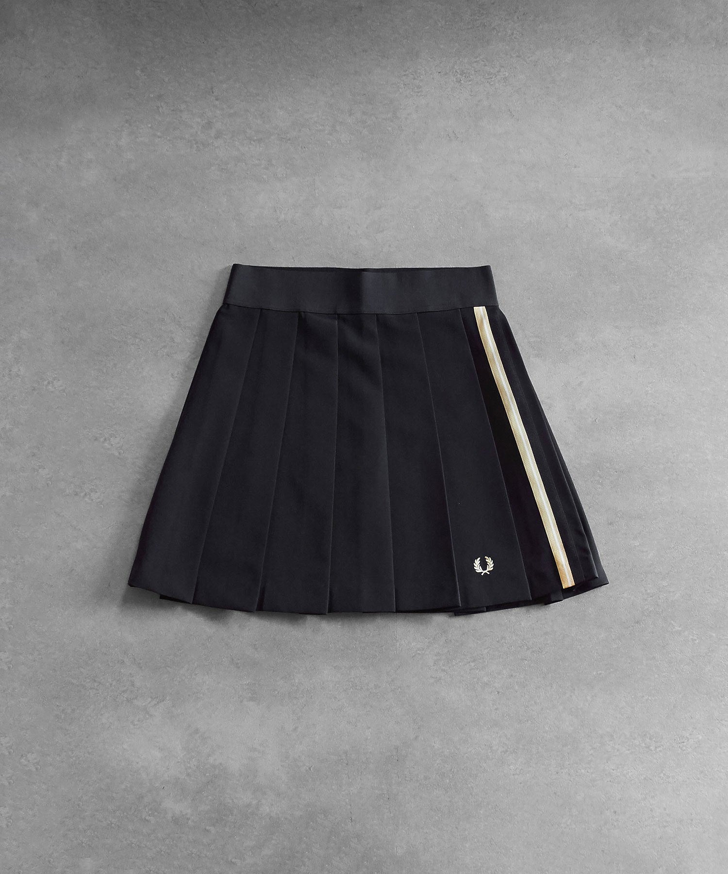 FRED PERRY/TAPE DETAIL PLEATED SKIRT