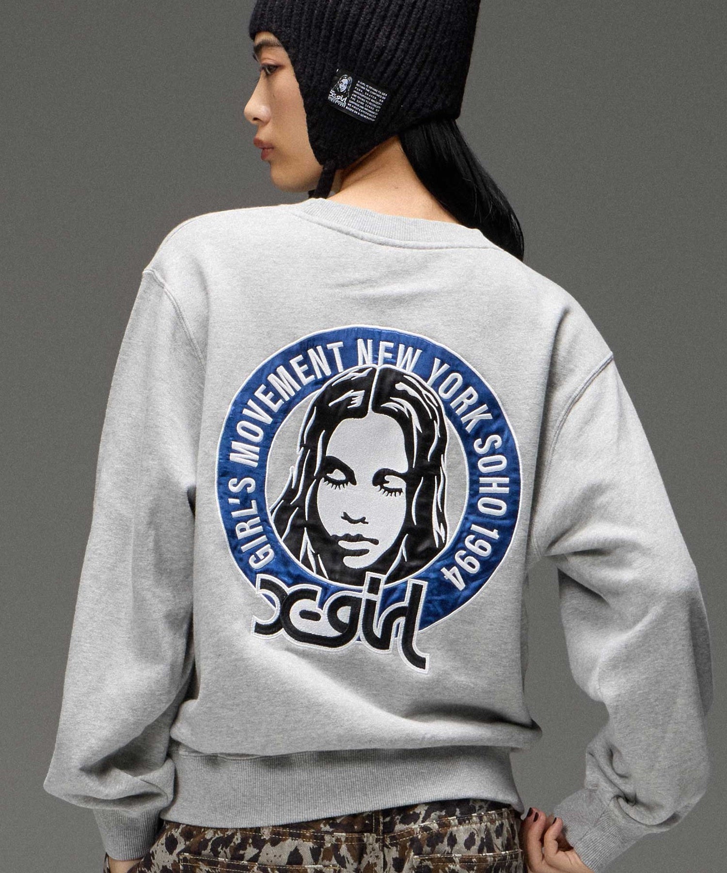 FACE IN CIRCLE LOGO PATCH CREWNECK SWEATSHIRT