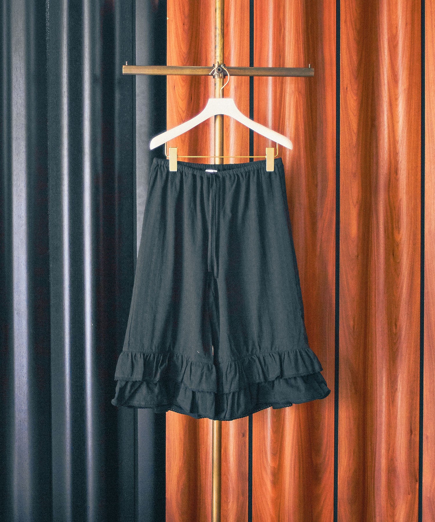 PISCESS/LACE FRILL CAPRI PANTS