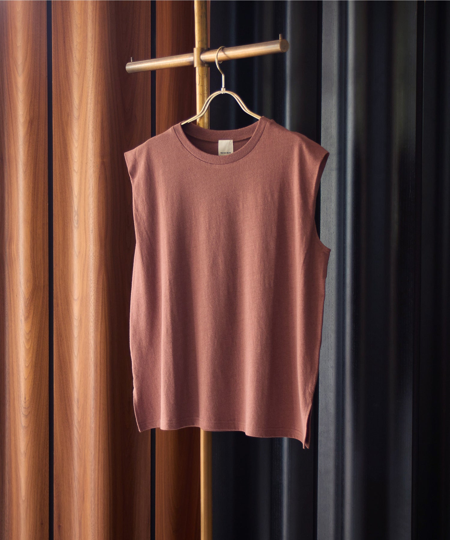 【WEB・一部店舗限定】SHOULDER TUCKED SLEEVELESS TEE