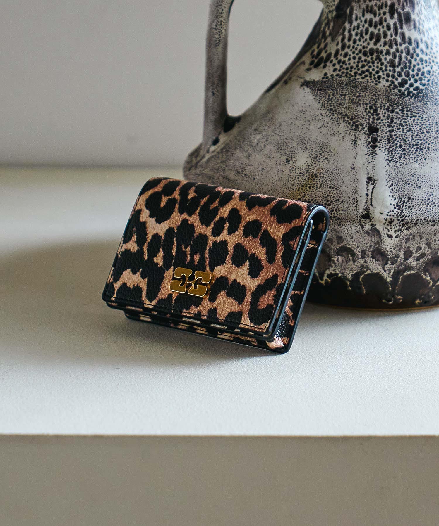 GANNI/BOU CARD HOLDER WITH FLAP PRINTED GRAINED