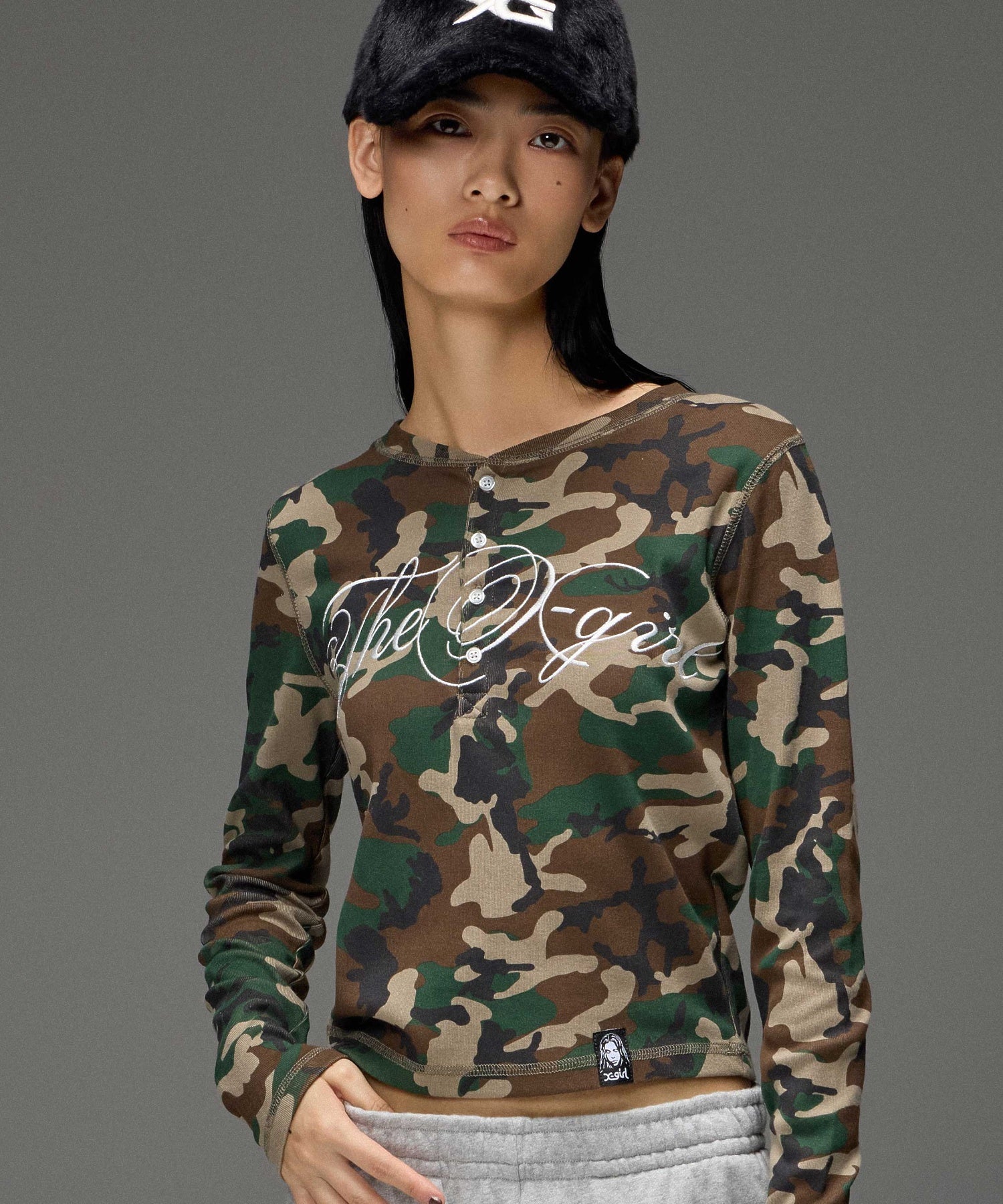 HENLEY NECK SCRIPT LOGO L/S COMPACT TOP
