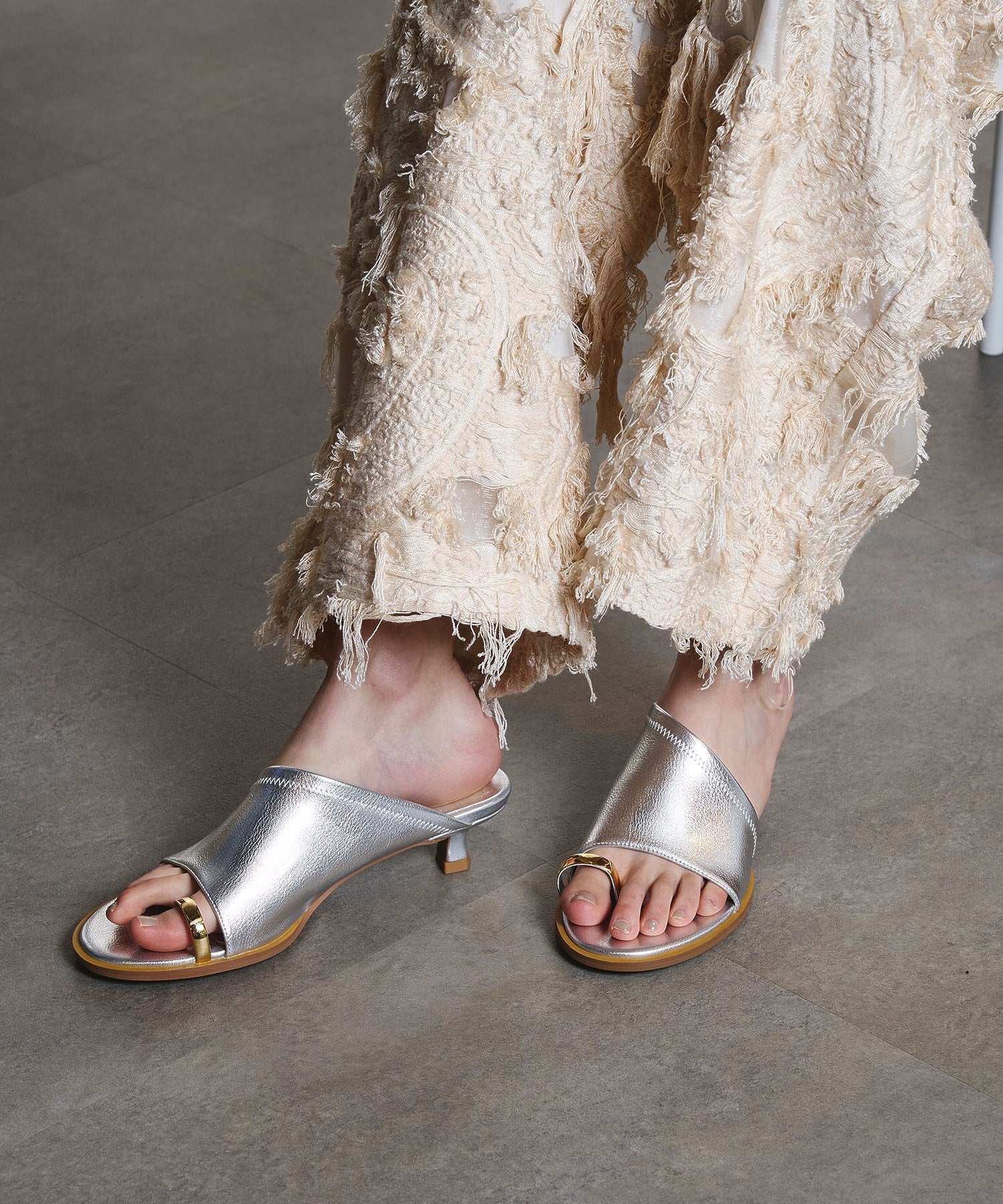 LE VERNIS/TOE RING SANDALS