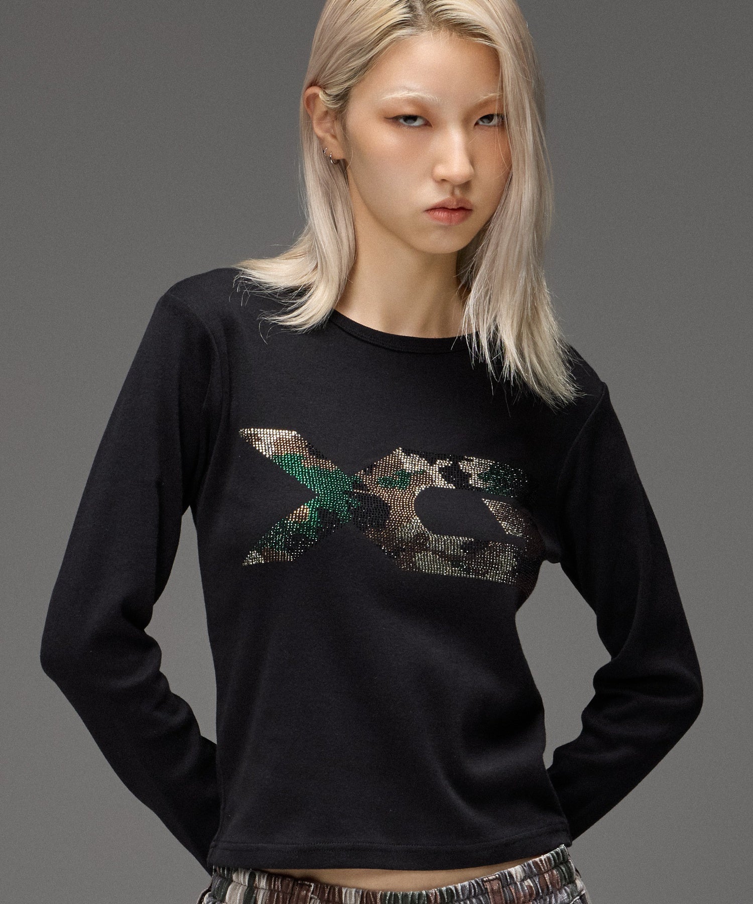 RHINESTONE CAMO LOGO L/S COMPACT TOP