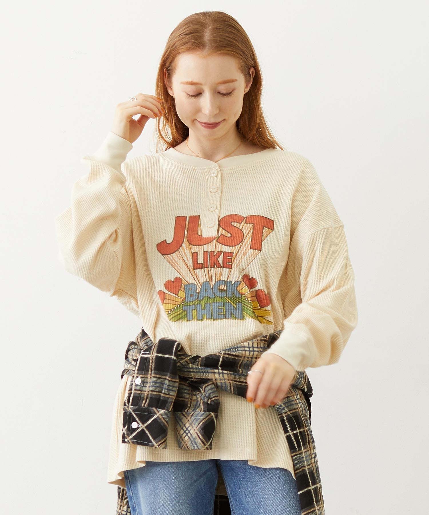 HENLEY NECK GRAPHIC L/S TOP