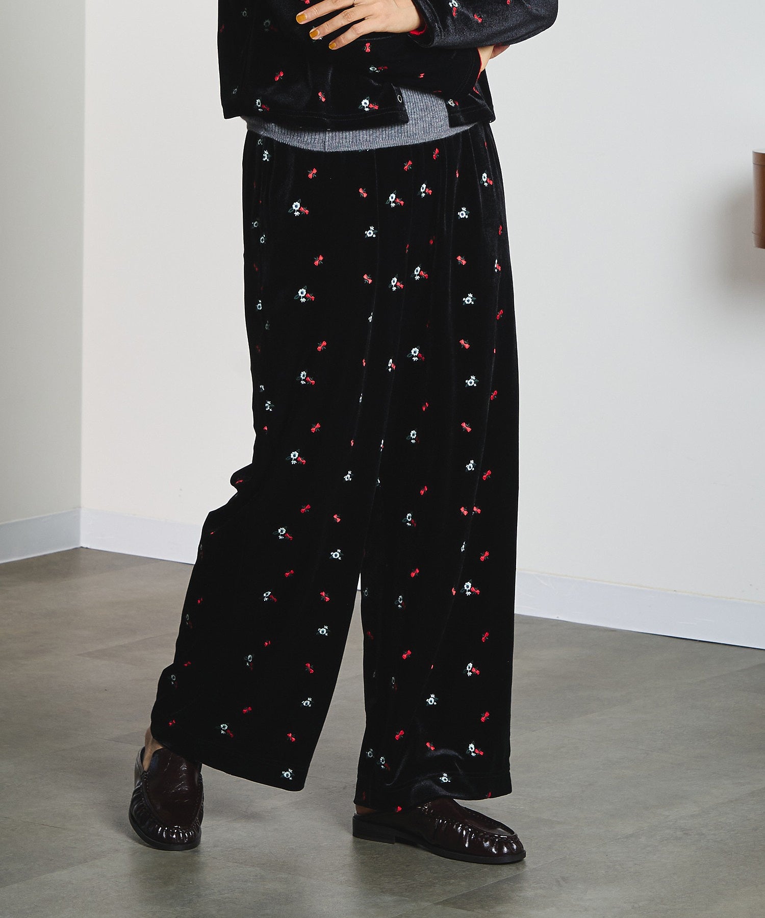 EMBROIDERY VELOUR PANTS