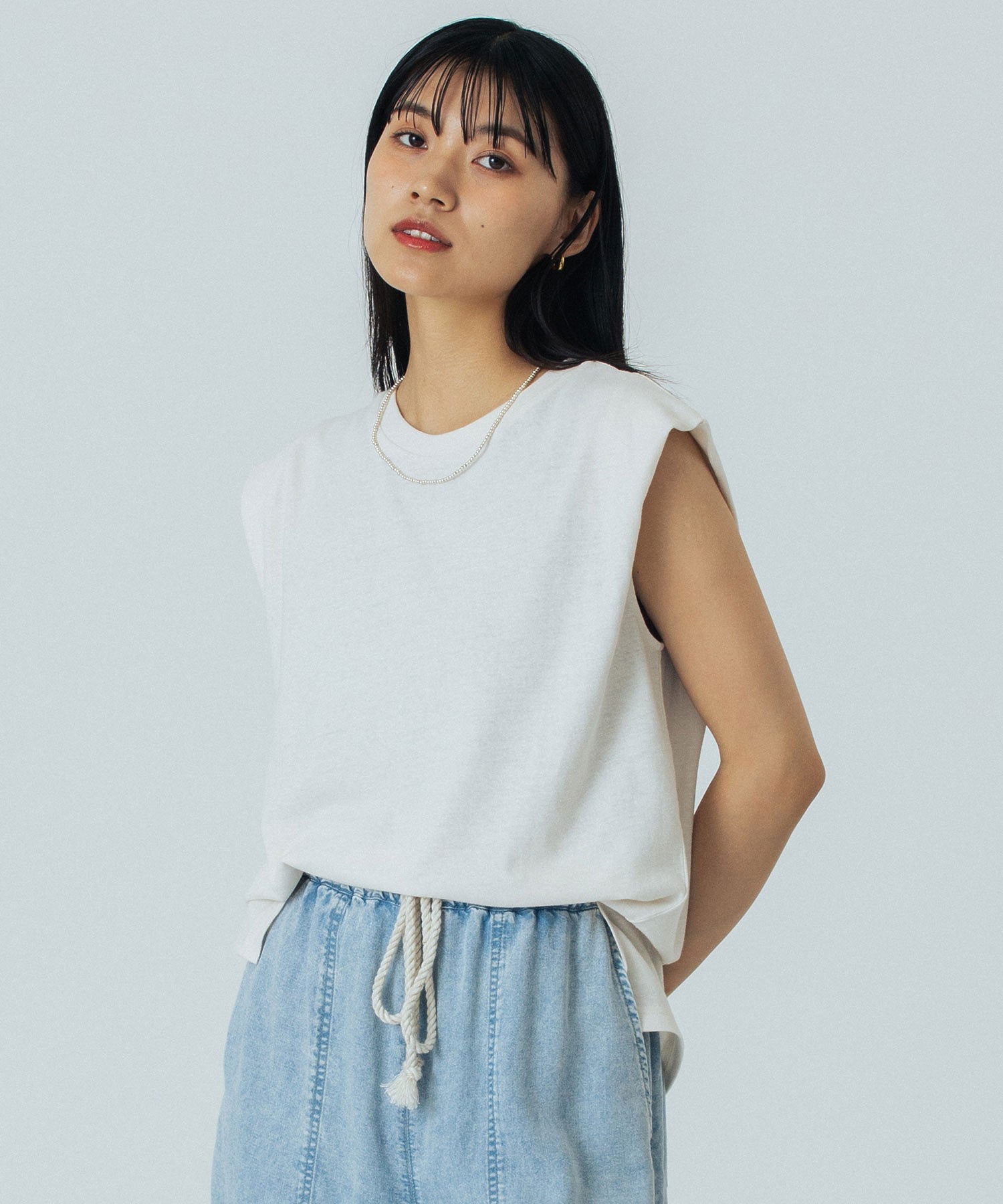 【WEB・一部店舗限定】SHOULDER TUCKED SLEEVELESS TEE