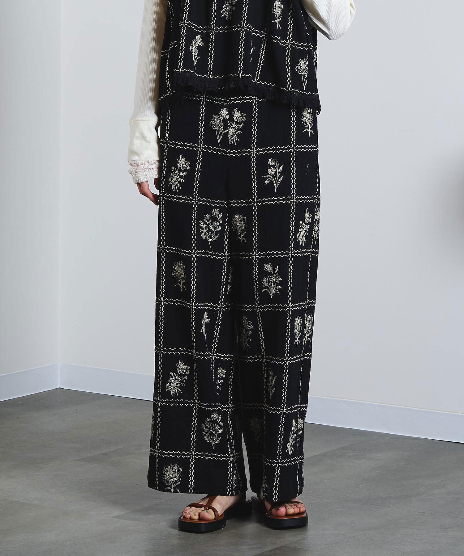 mag.by c/EMBROIDERY PANTS