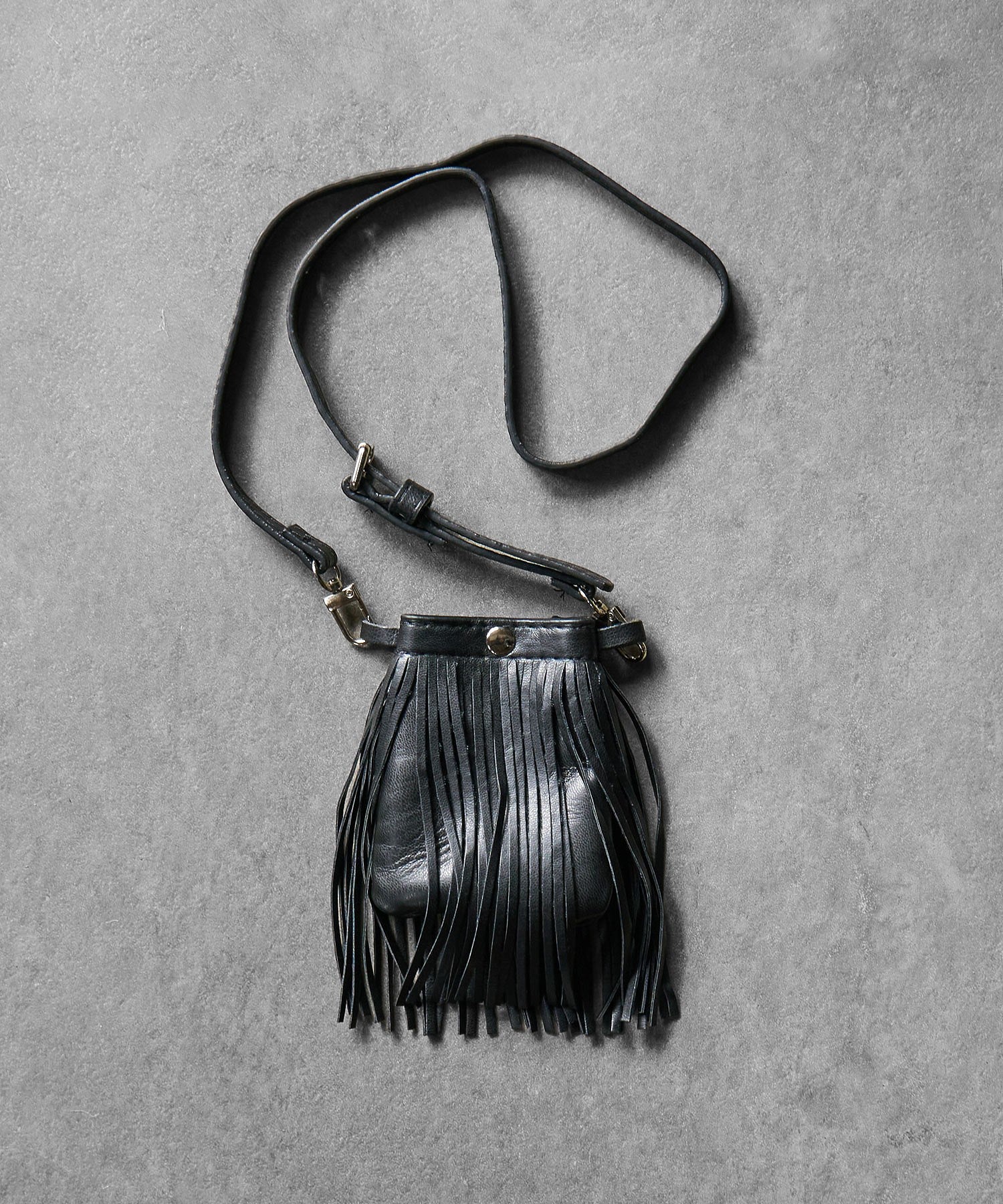 FRINGE POCKET CHARM