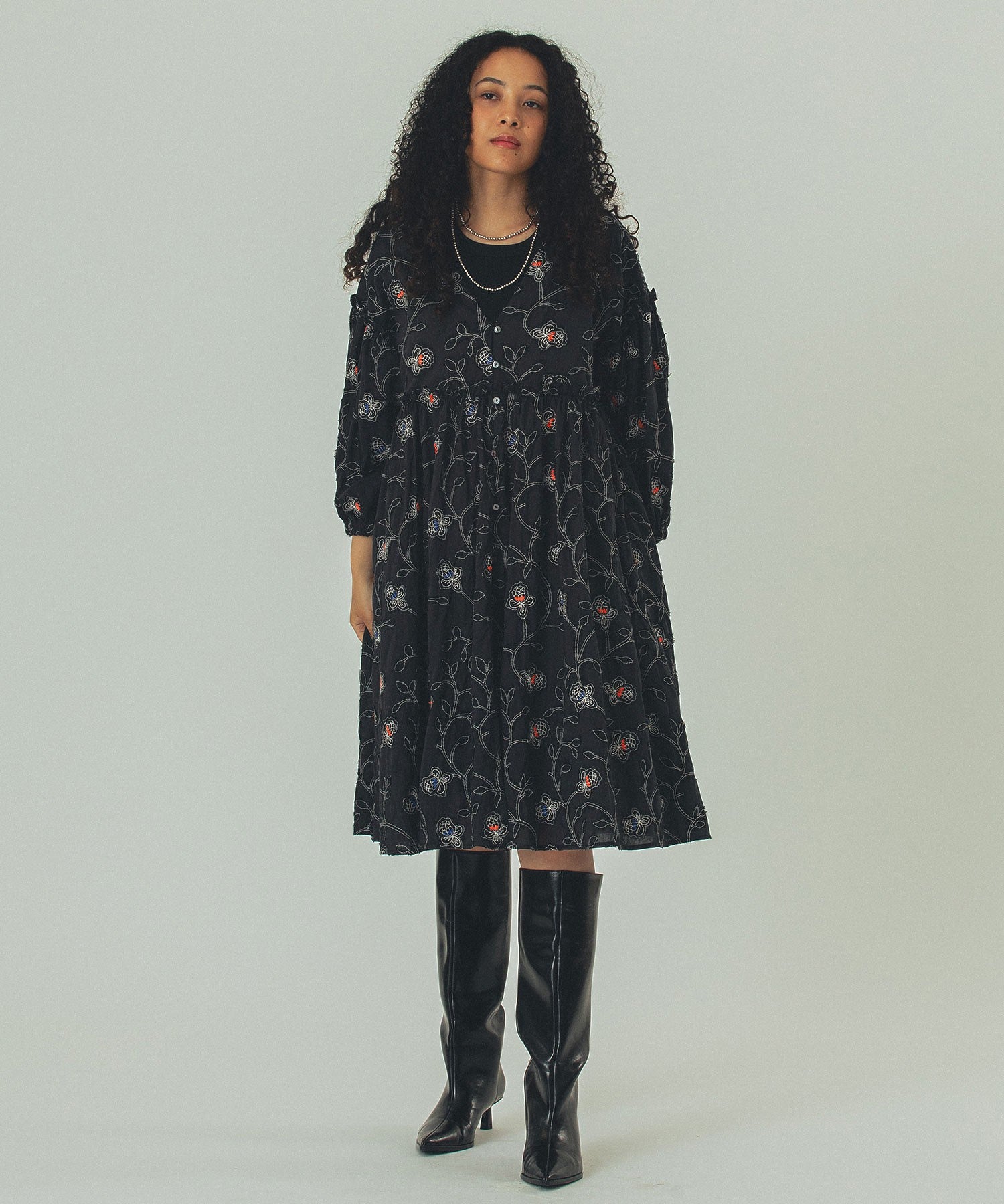 mag.by c/FLOWER EMBROIDERY MINI DRESS