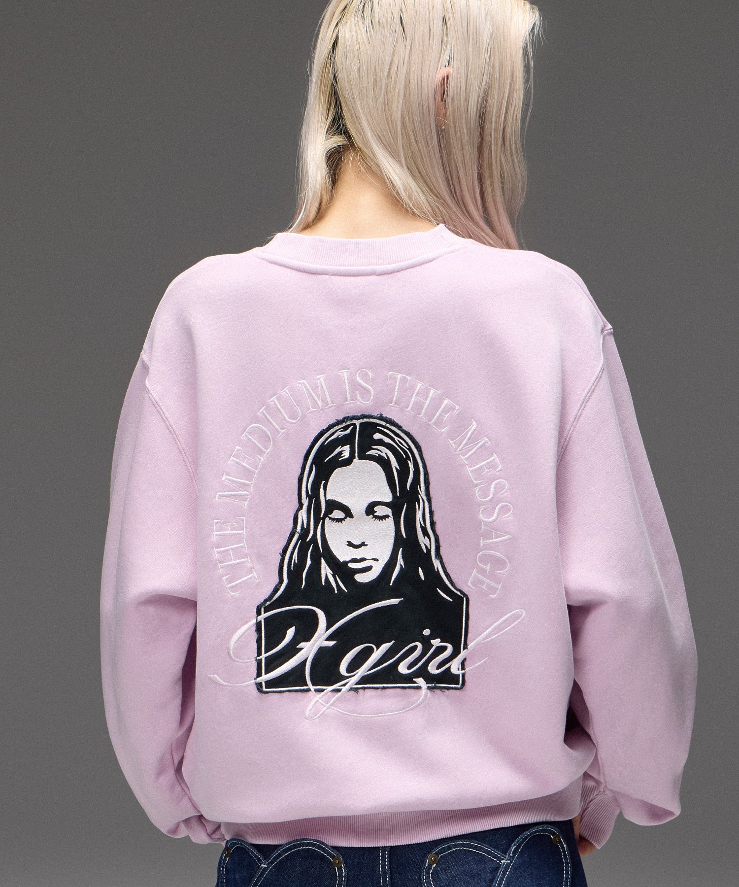 PIGMENT DYED FACE PATCH AND LOGO CREWNECK SWEATSHIRT