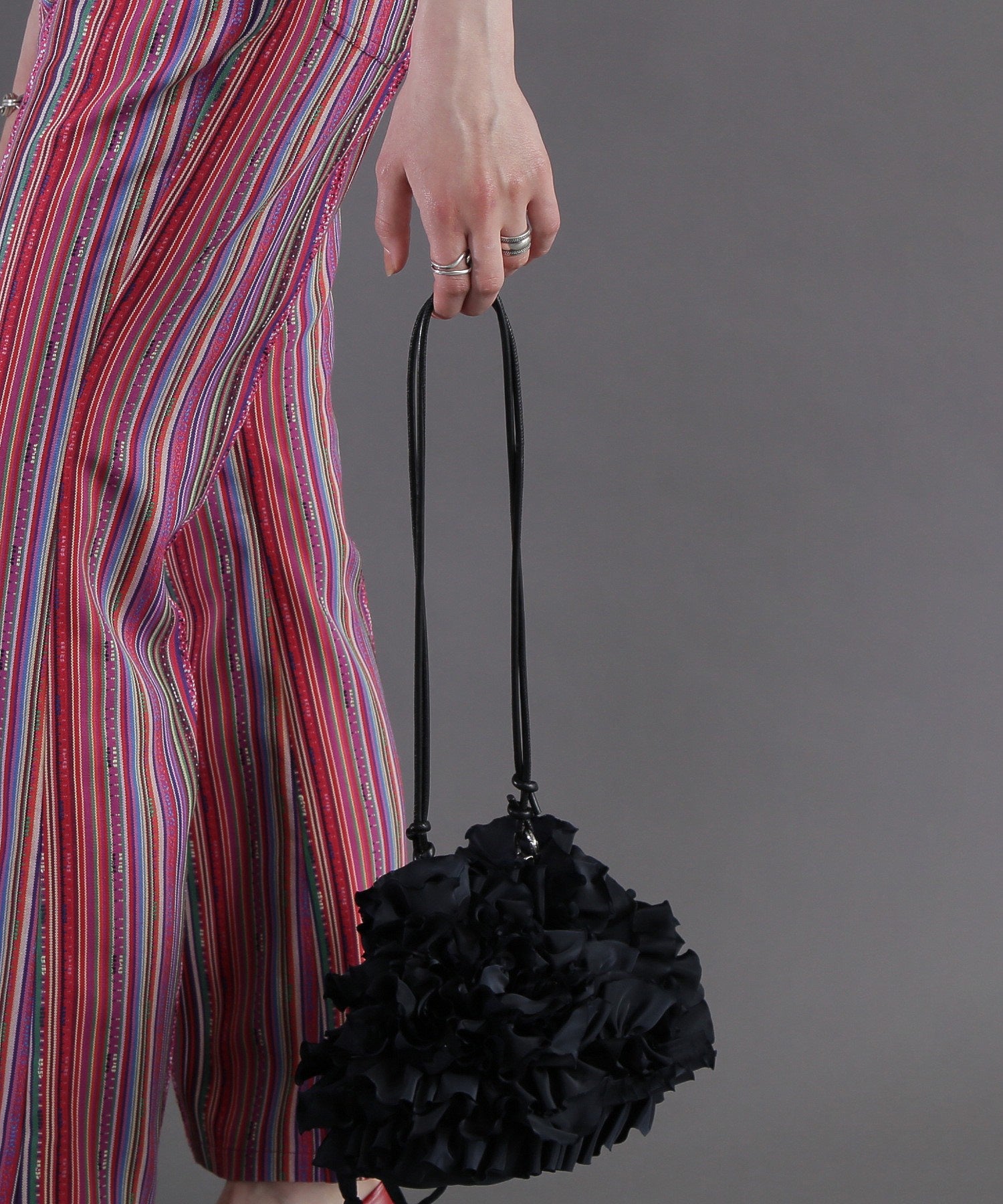 ボリュームフリル巾着バッグ