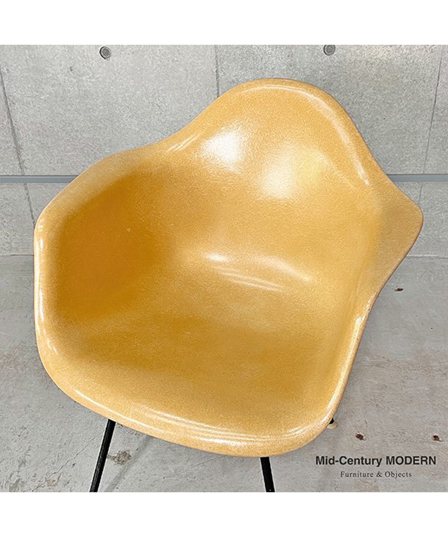 HermanMiller Arm Shell / Ochre Light