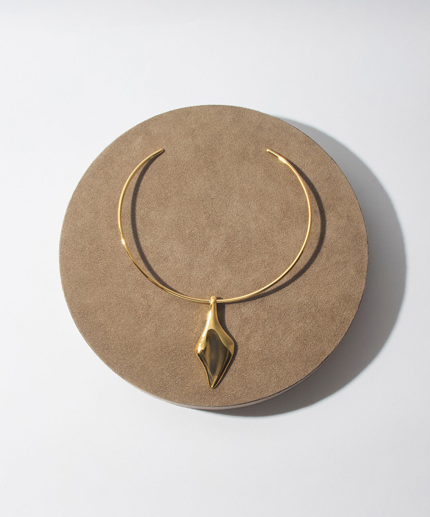 loni/LEAF PLATE CHOKER