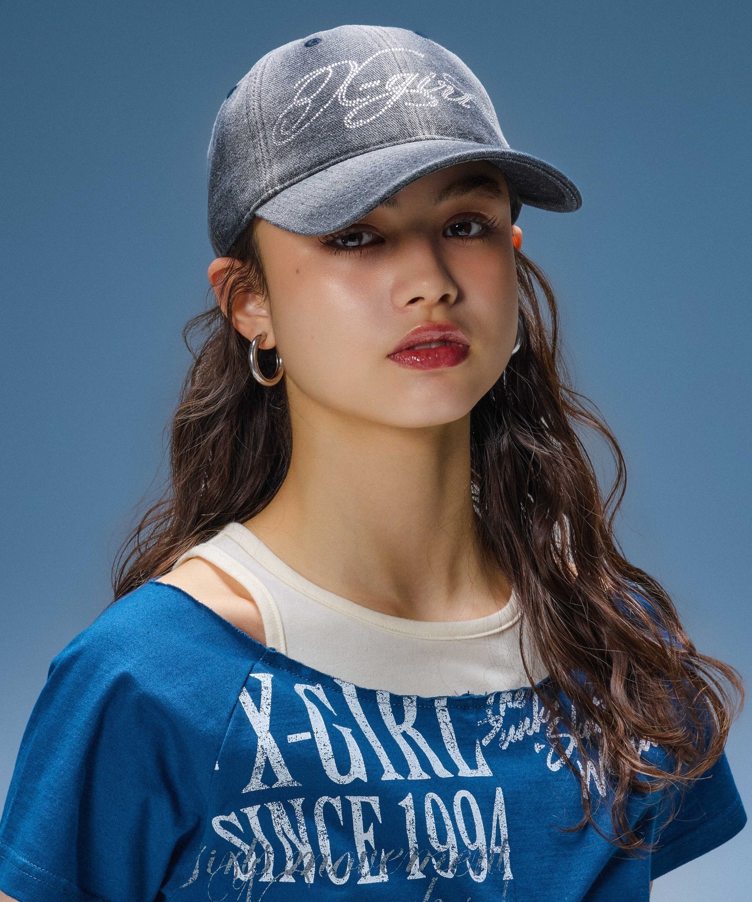 LAYERED STYLE PANELED GRAPHIC S/S TOP
