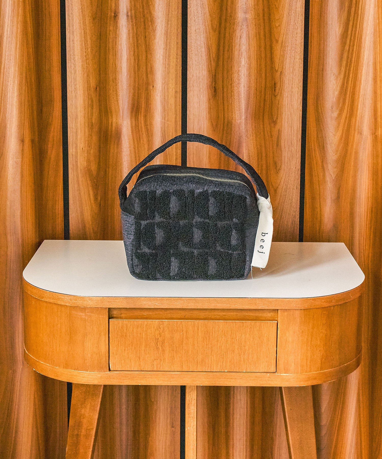 beej/LOOP EMB CUBE BAG