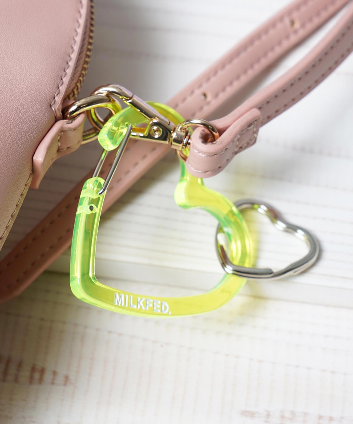 NEO NEON HEART CARABINER MILKFED.