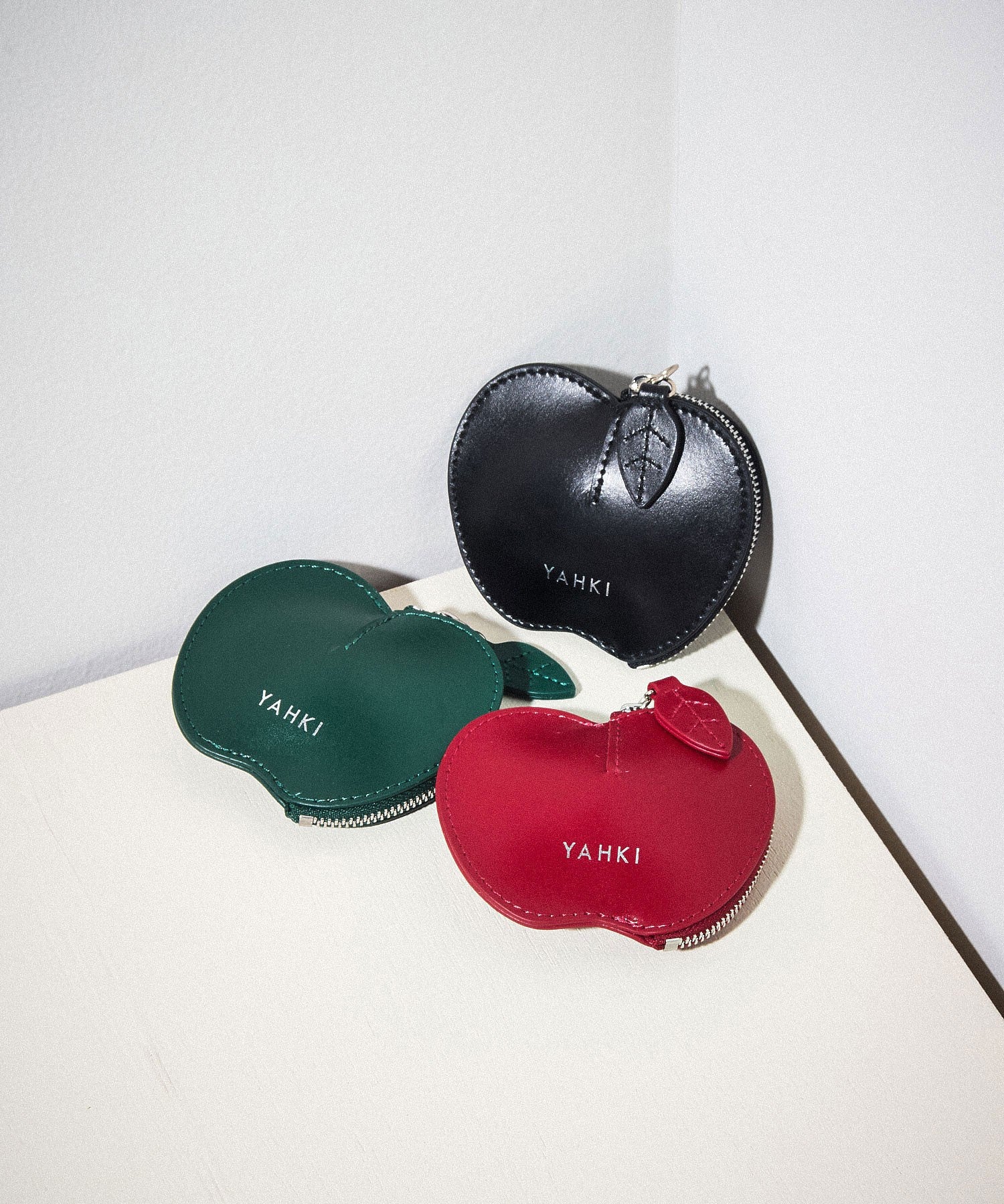 YAHKI/APPLE COIN CASE
