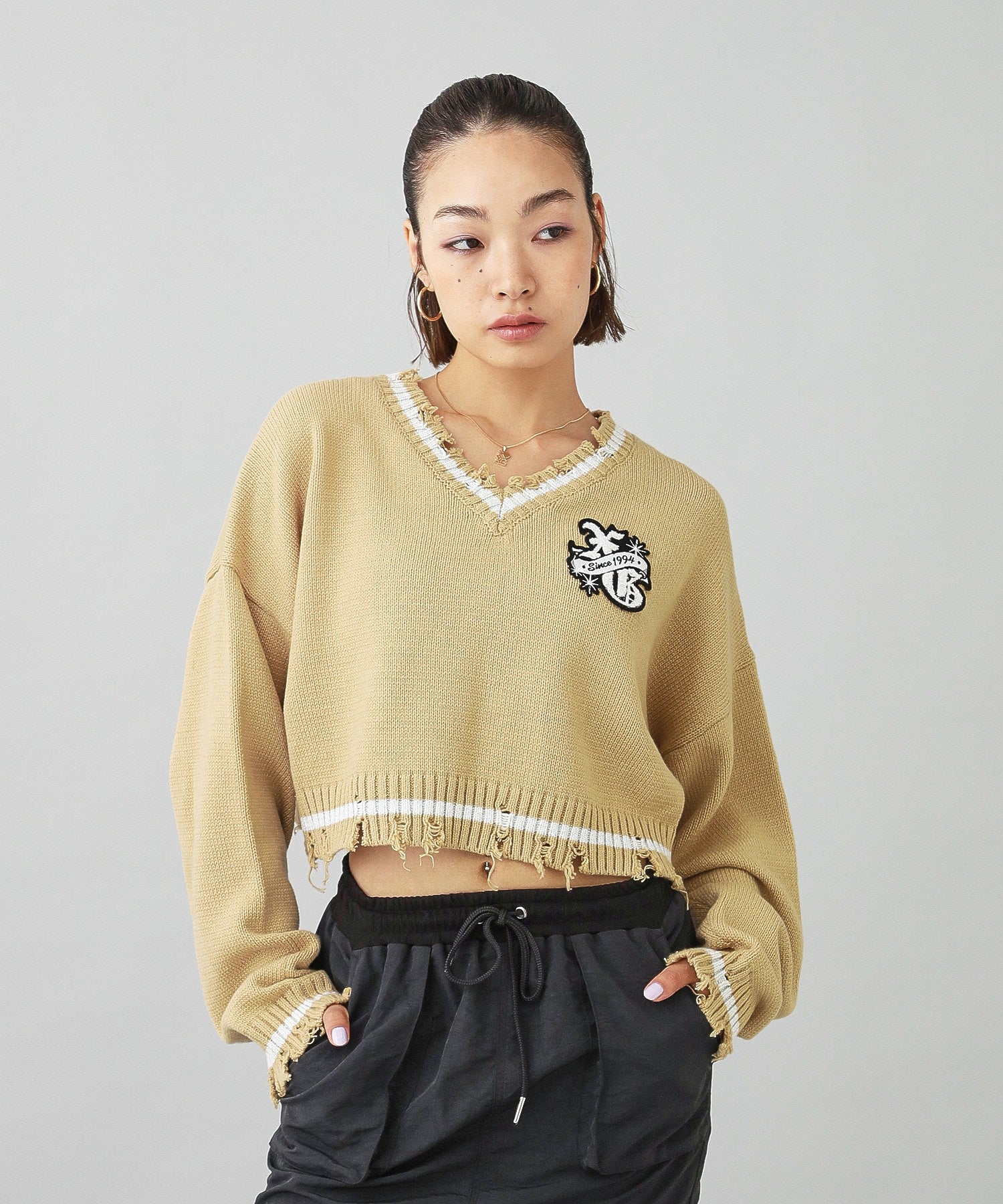 EMBLEM V-NECK KNIT TOP