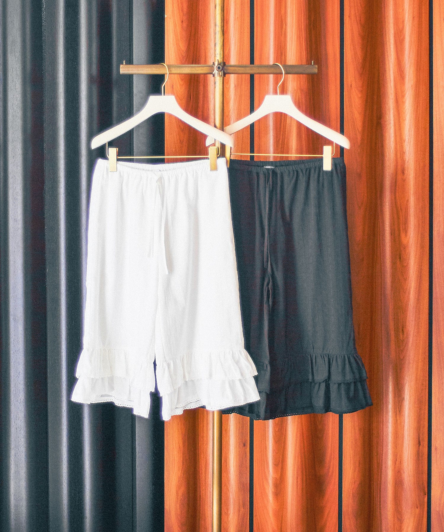 PISCESS/LACE FRILL CAPRI PANTS
