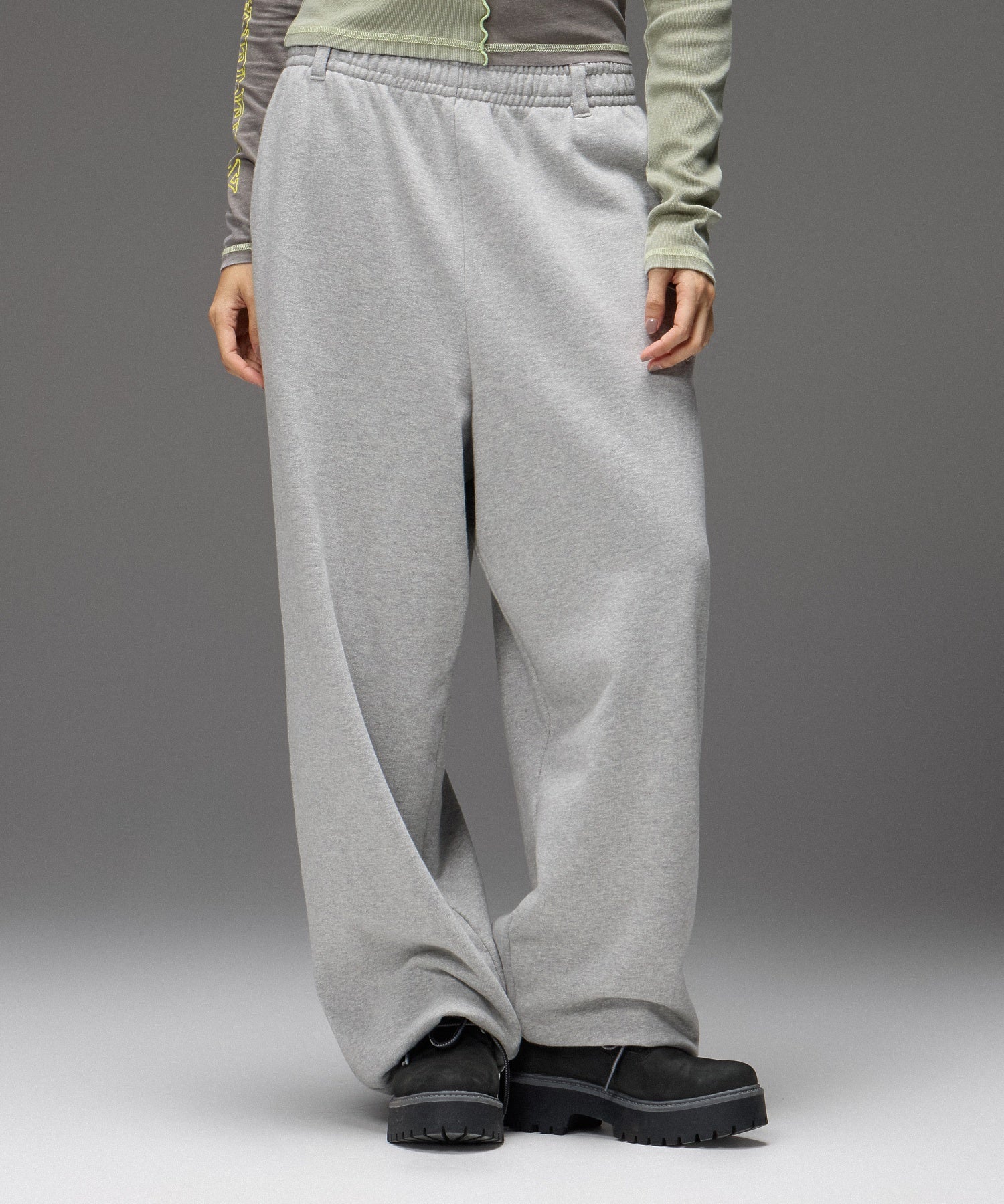 EMBROIDERED POCKET VOLUME SWEATPANTS