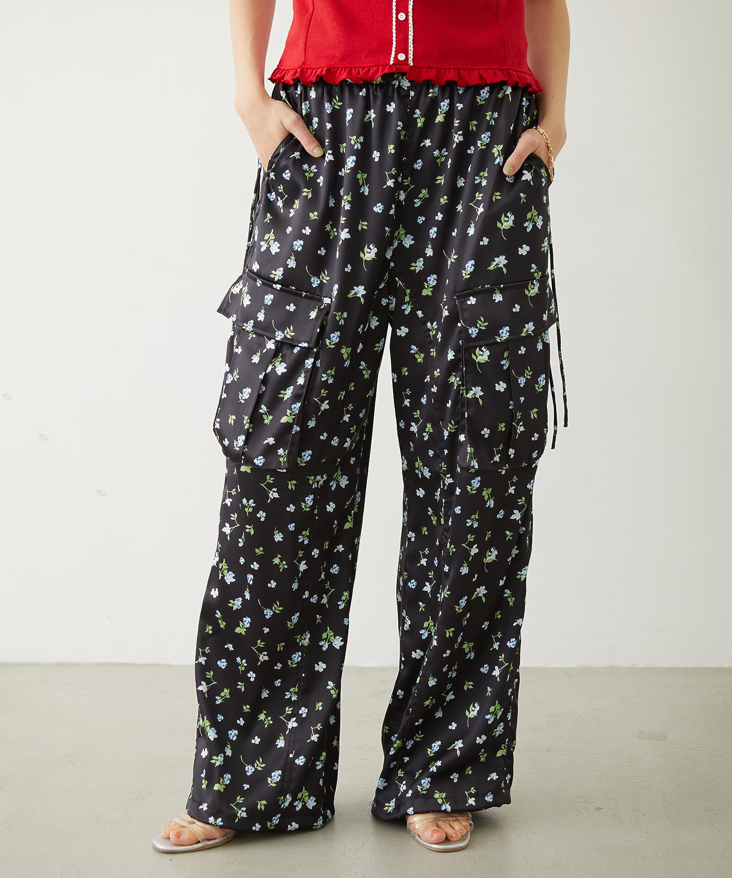FLORAL PATTERN SATIN CARGO PANTS