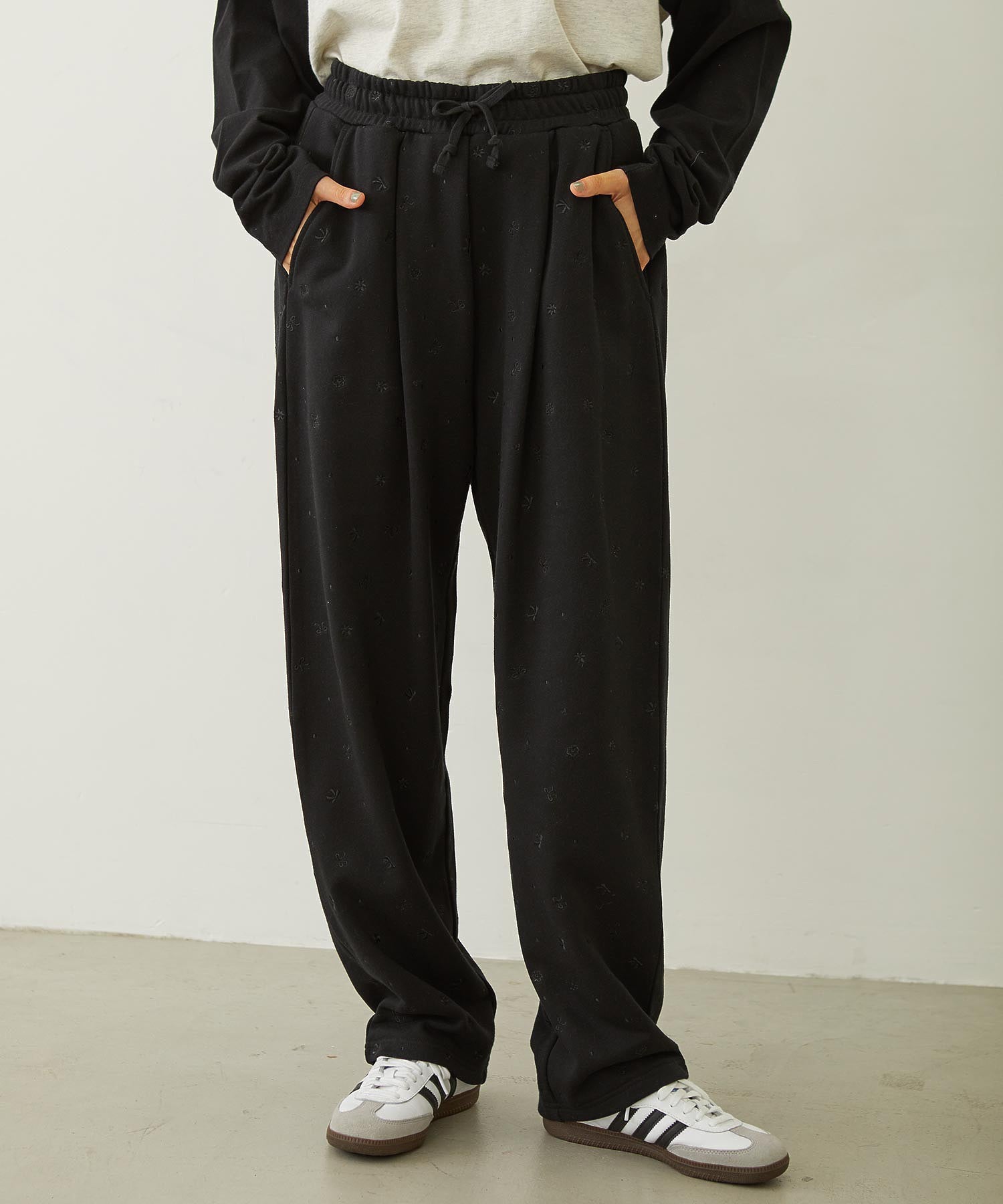EMBROIDERY TUCK SWEAT PANTS