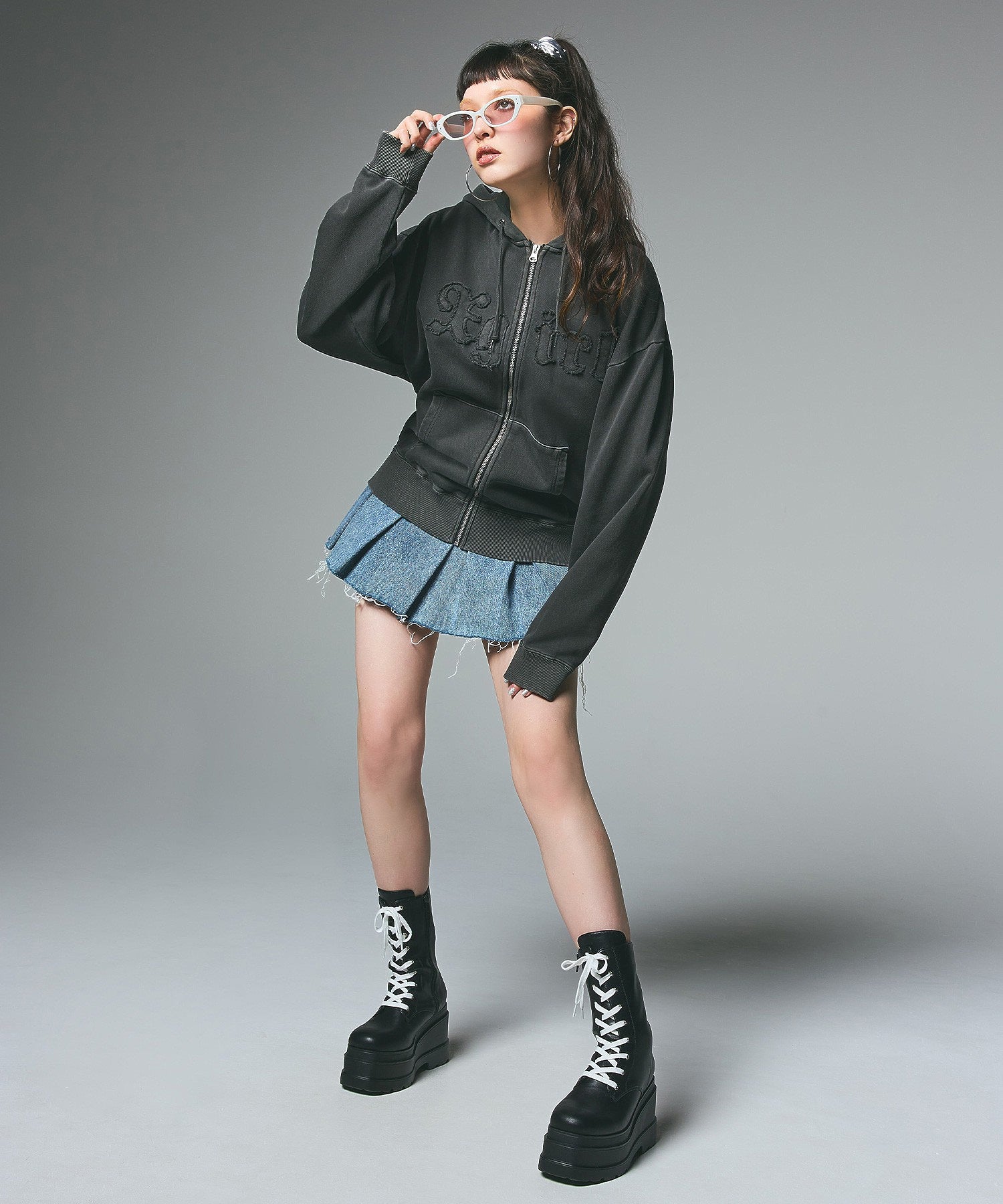 LOGO PATCH PIGMENT DYED ZIP UP SWEAT HOODIE