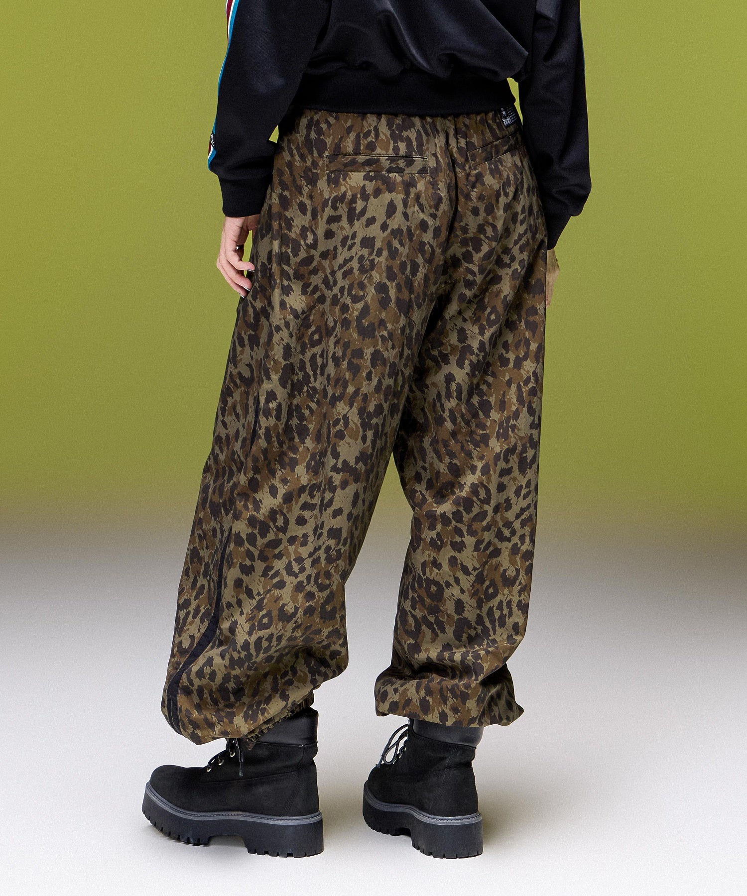FACE LABEL LOOSE FIT TRAINING PANTS