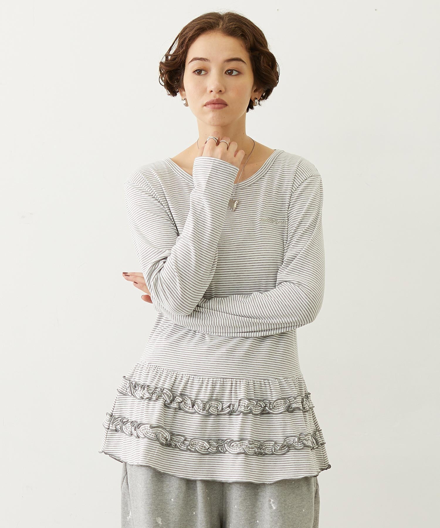 RUFFLE HEM L/S TOP