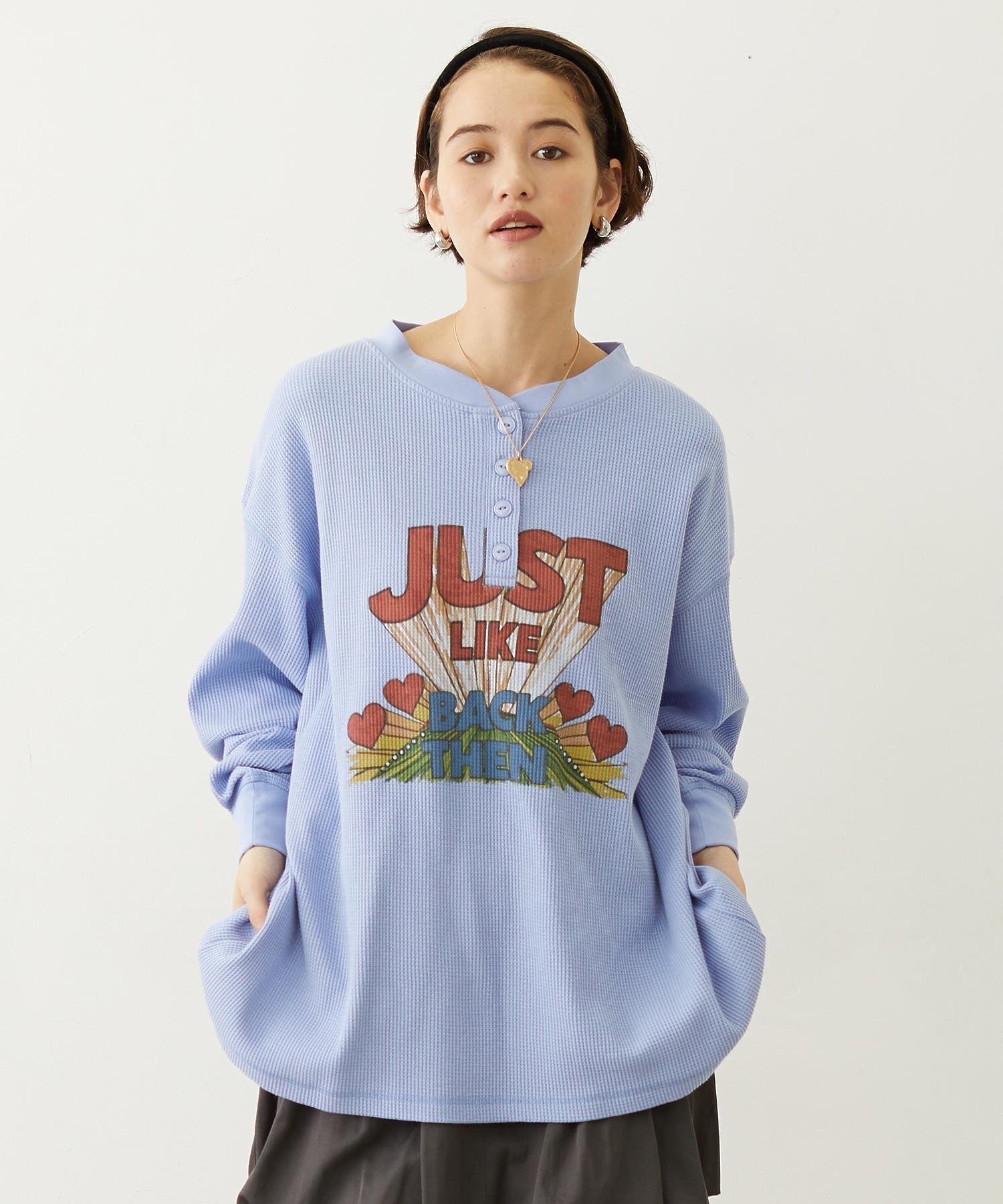 HENLEY NECK GRAPHIC L/S TOP