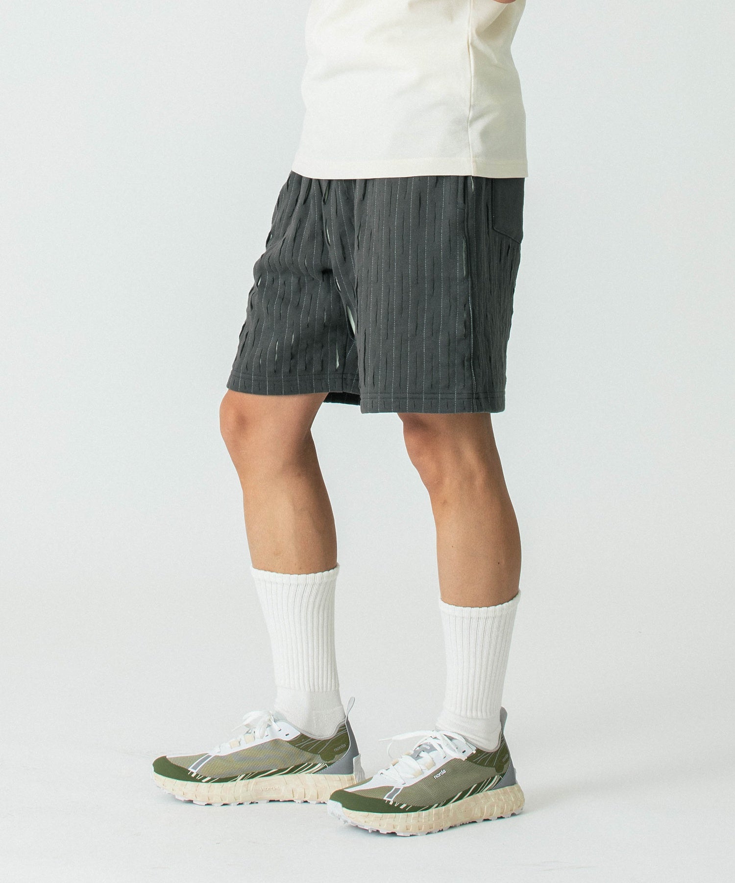 PAS UNE MARQUE DOUBLE-PANELLED DISTRESSED SHORT 504