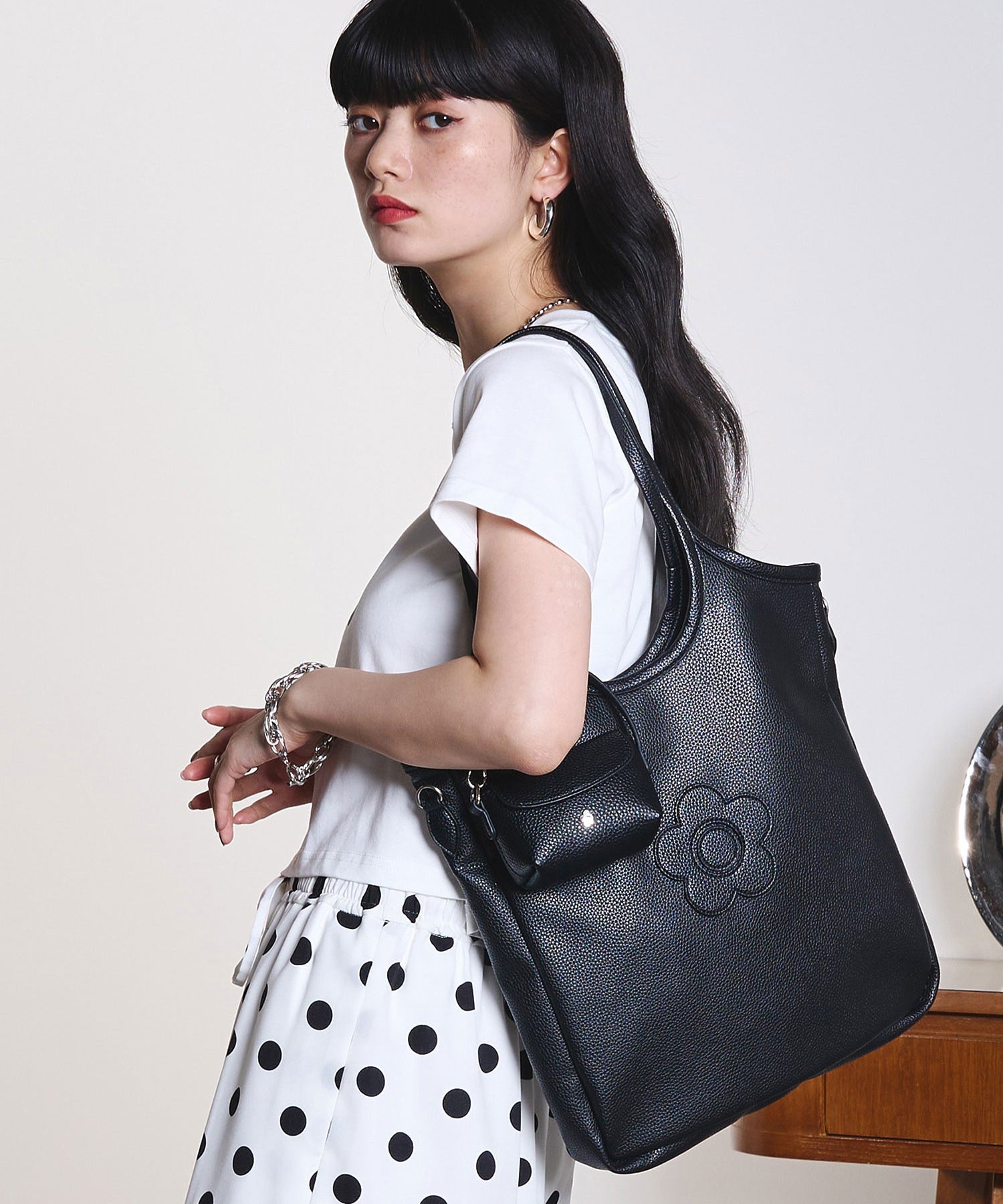 MARY QUANT/DAISY ROUND HANDLE TOTE