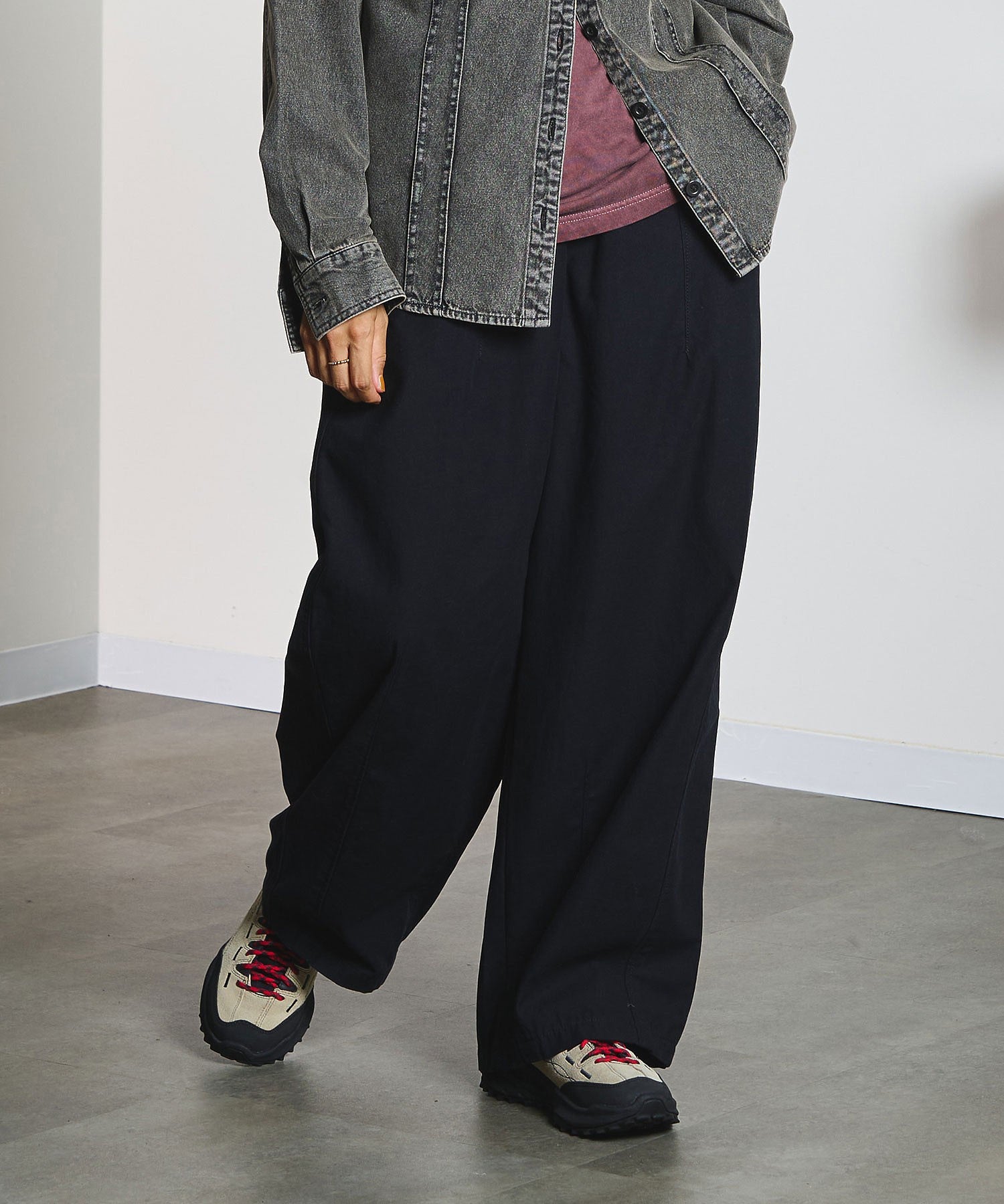 DENIM/BACK SATIN PANTS