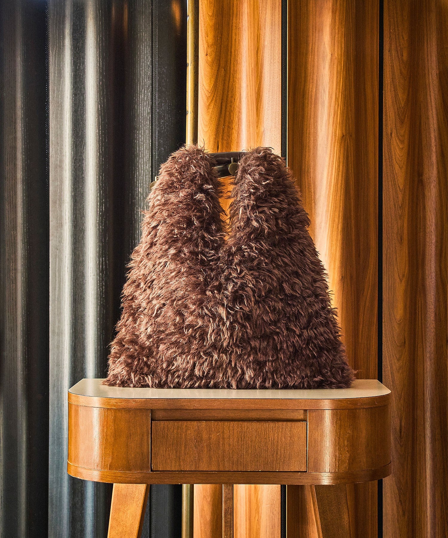 LE VERNIS/FAKE FUR BIG BAG