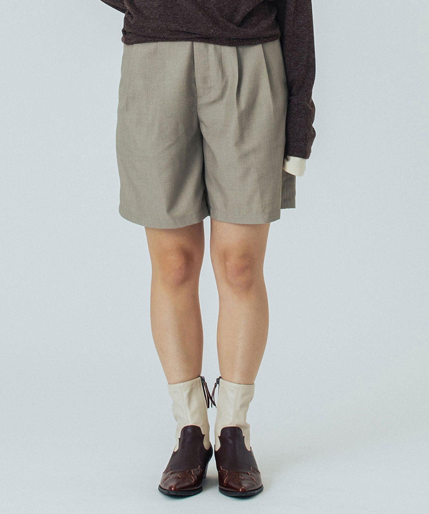 DOUBLE TUCK SHORT