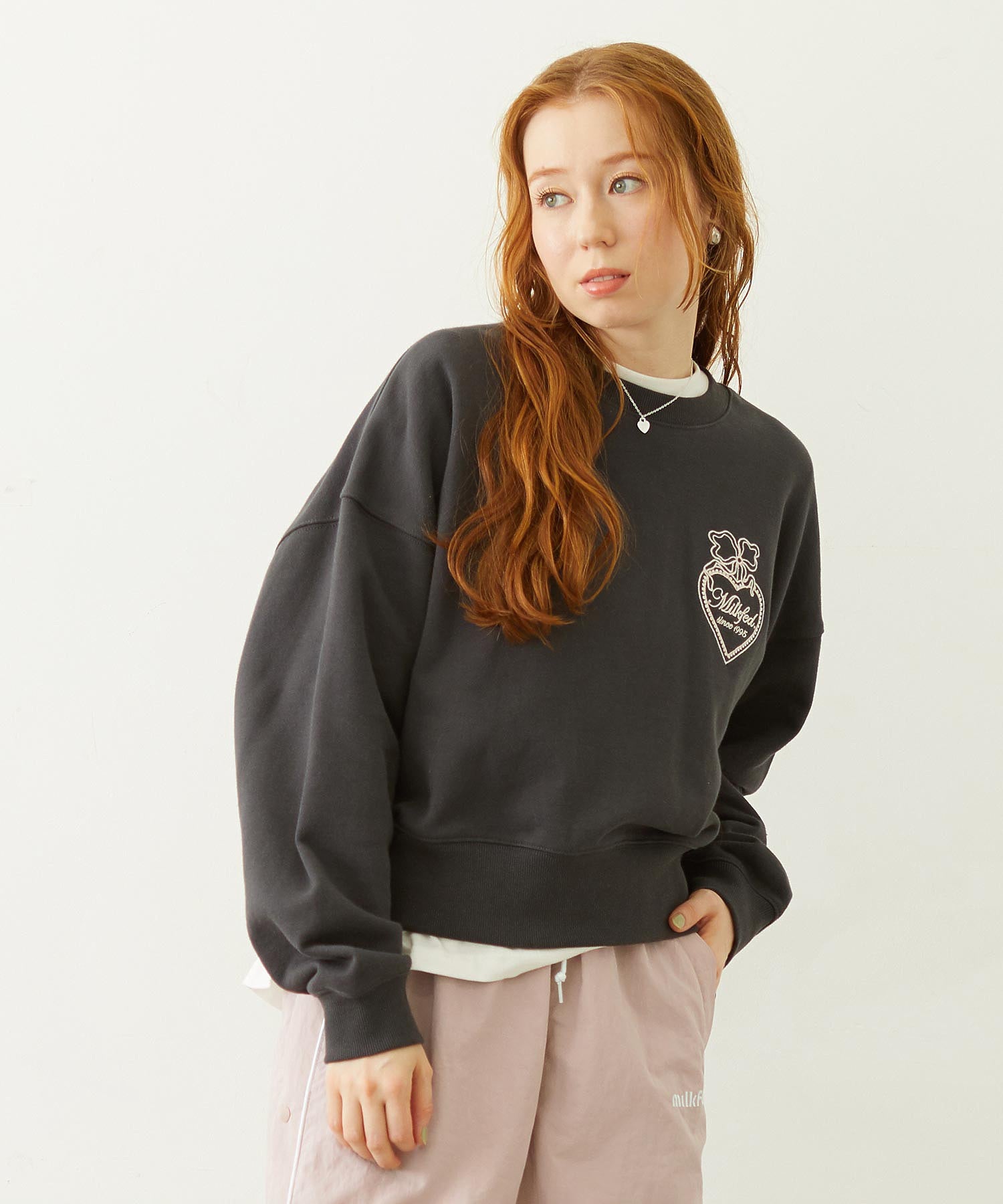 HEART RIBBON EMBLEM SHORT CREW SWEAT