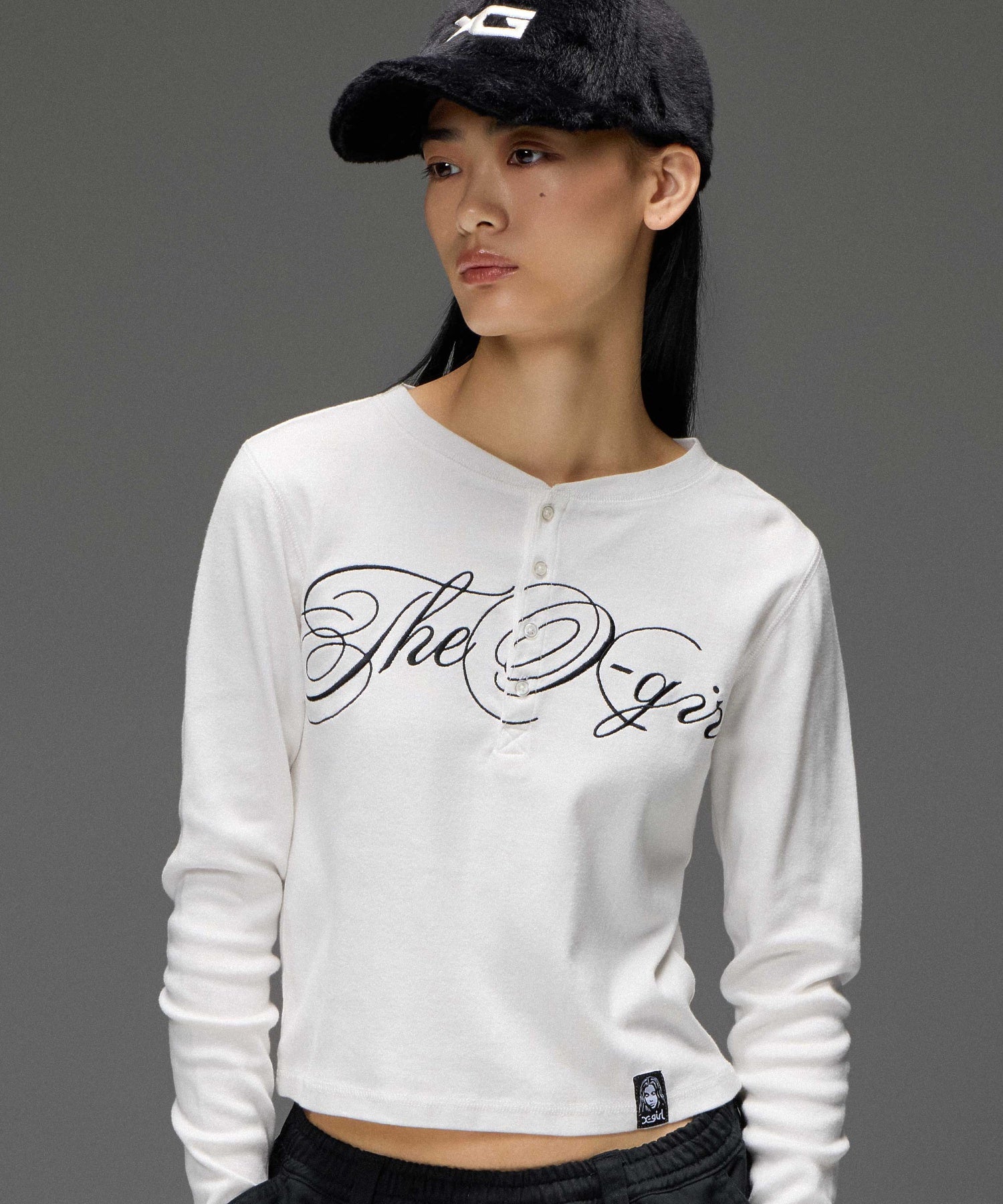 HENLEY NECK SCRIPT LOGO L/S COMPACT TOP