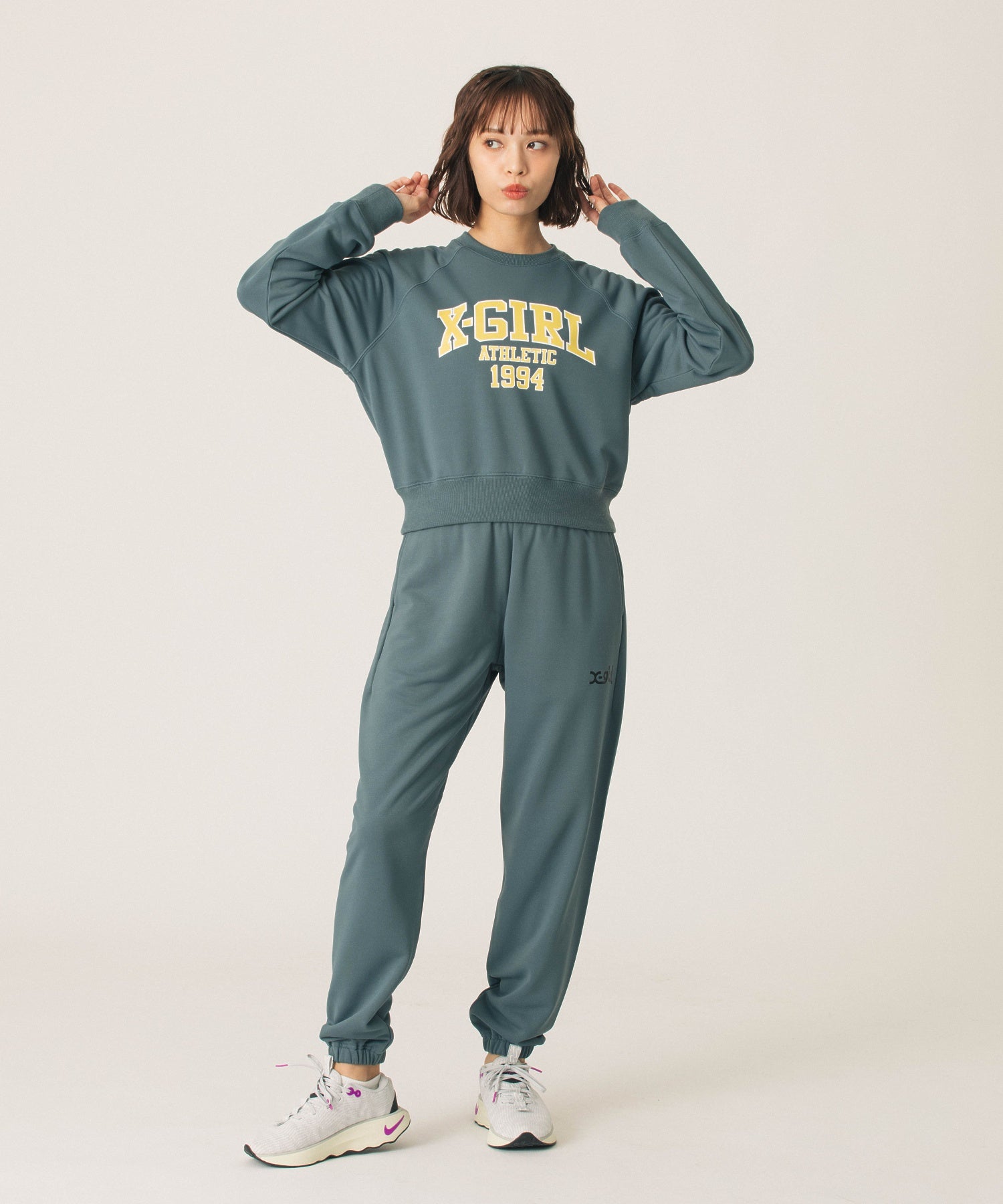 COLLEGE LOGO SHORT CREWNECK SWEATSHIRT