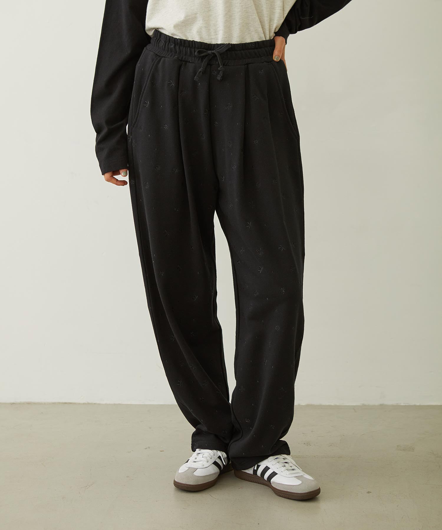 EMBROIDERY TUCK SWEAT PANTS